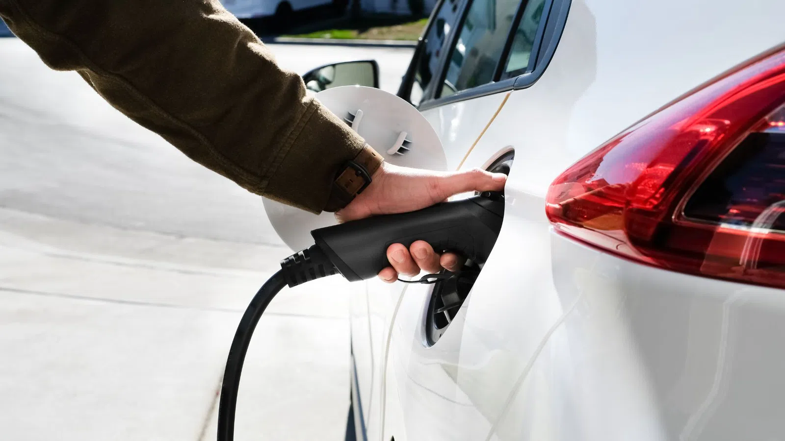 Elétricos ultrapassam gasolina pela primeira vez na Europa