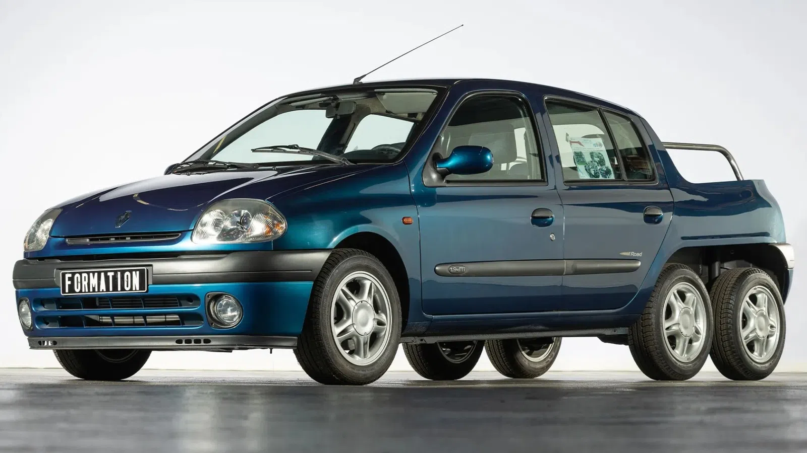 Um Renault Clio de 6 rodas? Conheça o leilão inédito da Renault