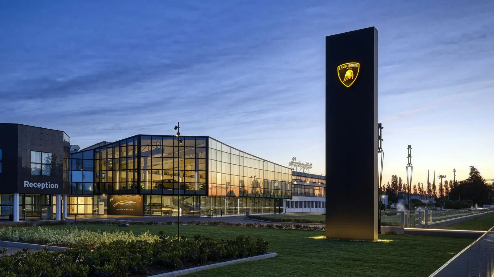 Lamborghini trava elétricos e lucros caem em 2025