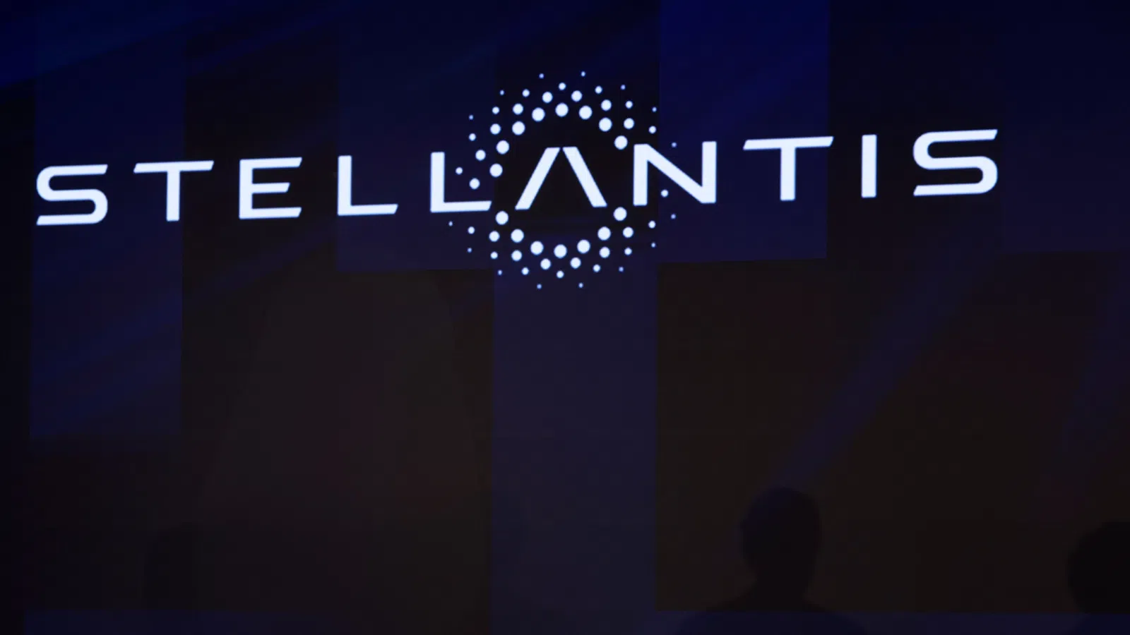 Stellantis prepara carros mãos-livres em 2027