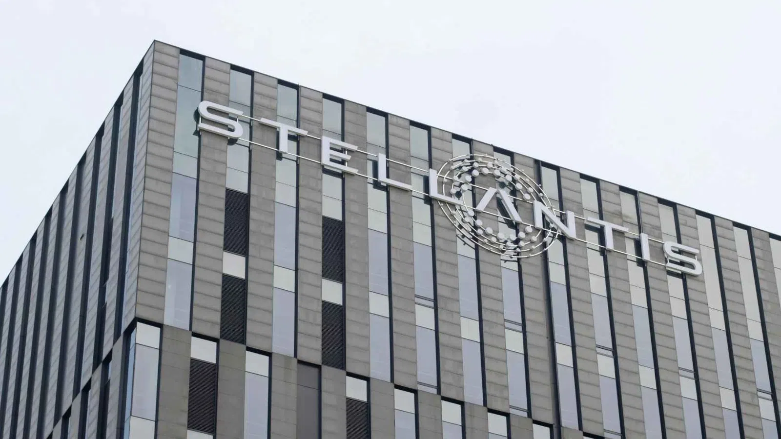Stellantis injeta mil milhões em fábrica de elétricos