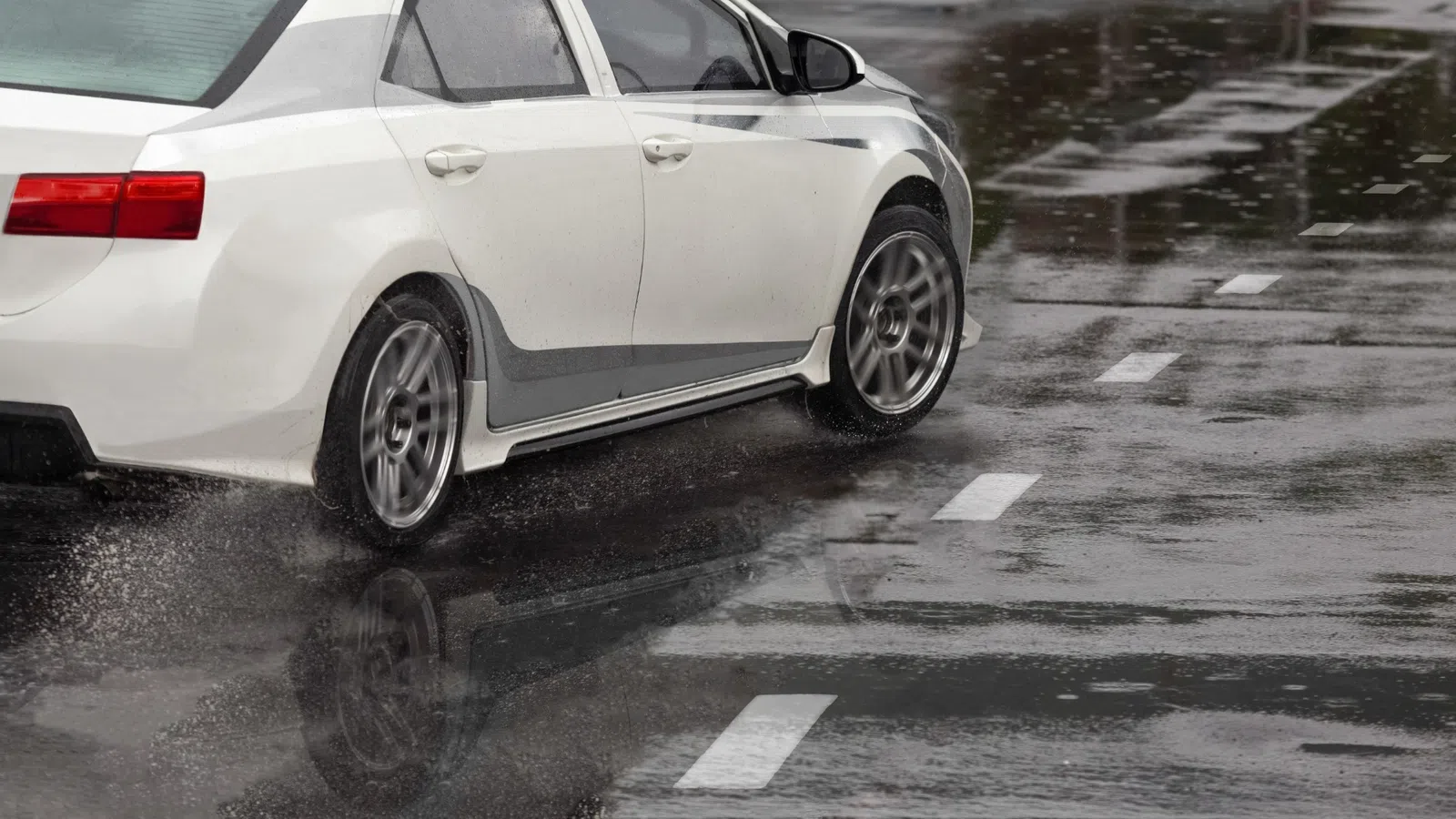 Perdeu o controlo do carro na chuva? Saiba como reagir