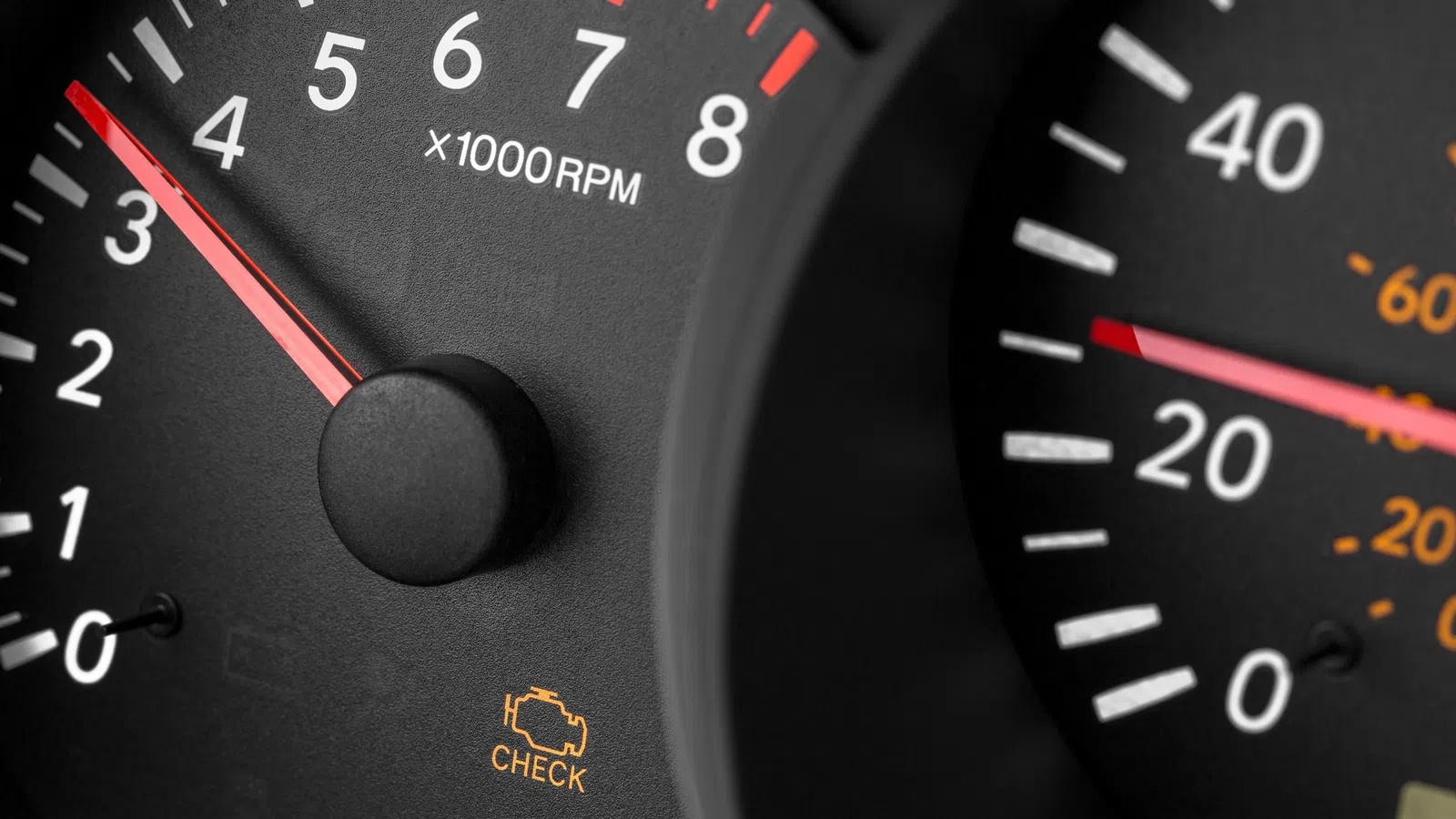 Luz do motor acesa no painel: o que pode significar e o que fazer