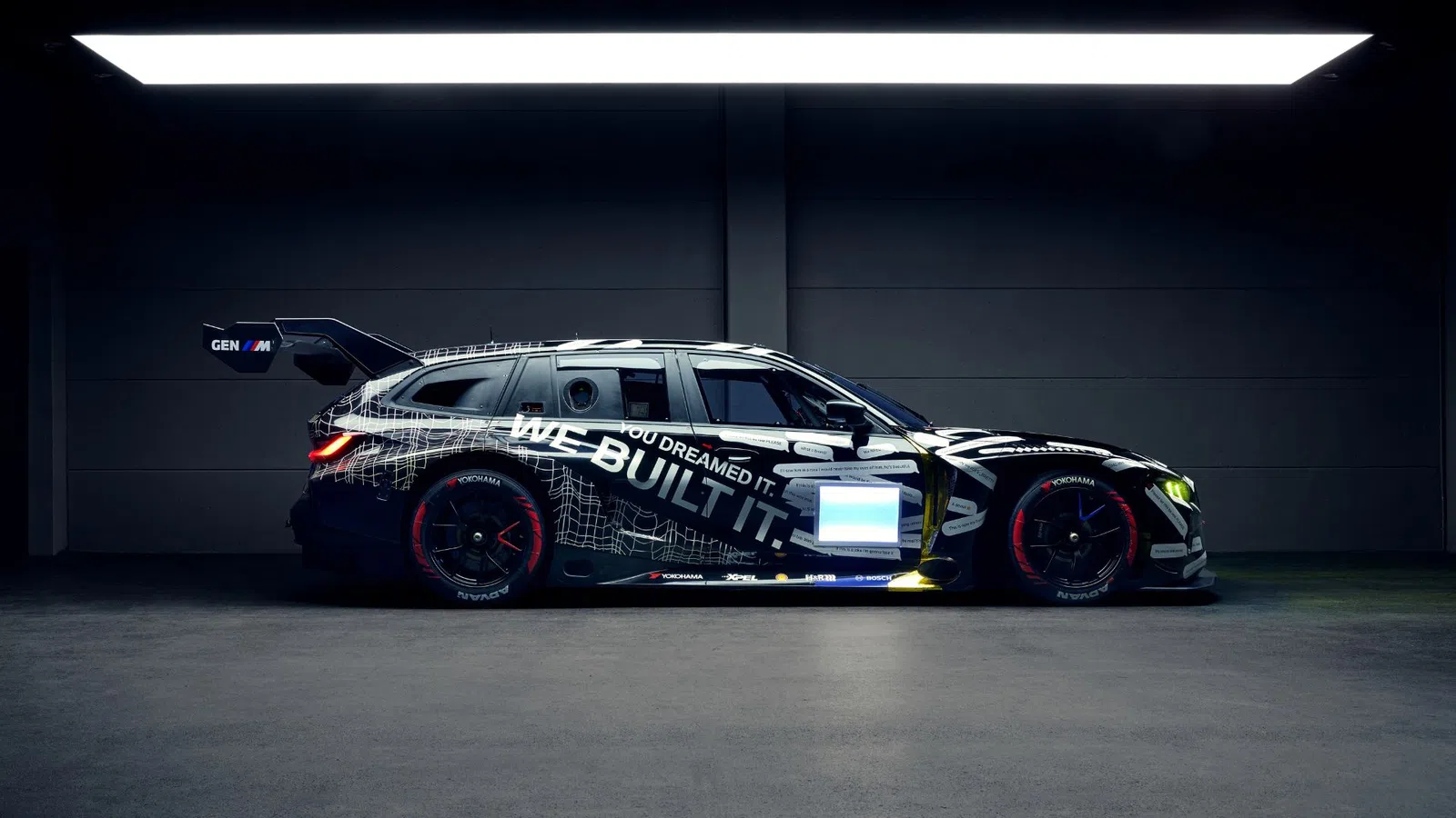 BMW transforma piada em carro de corrida real