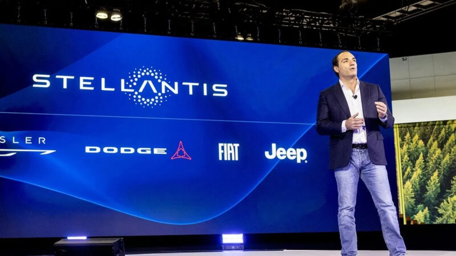 Stellantis afunda 25% após admitir erro nos elétricos