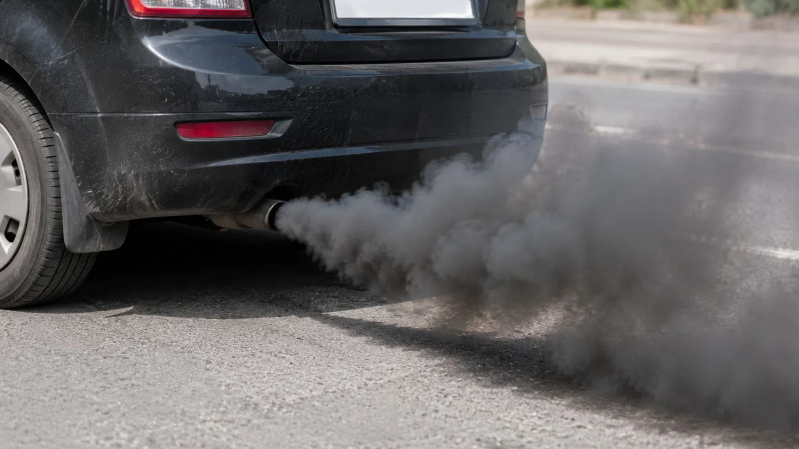 Carro a deitar fumo: branco, preto ou azul, o que significa?