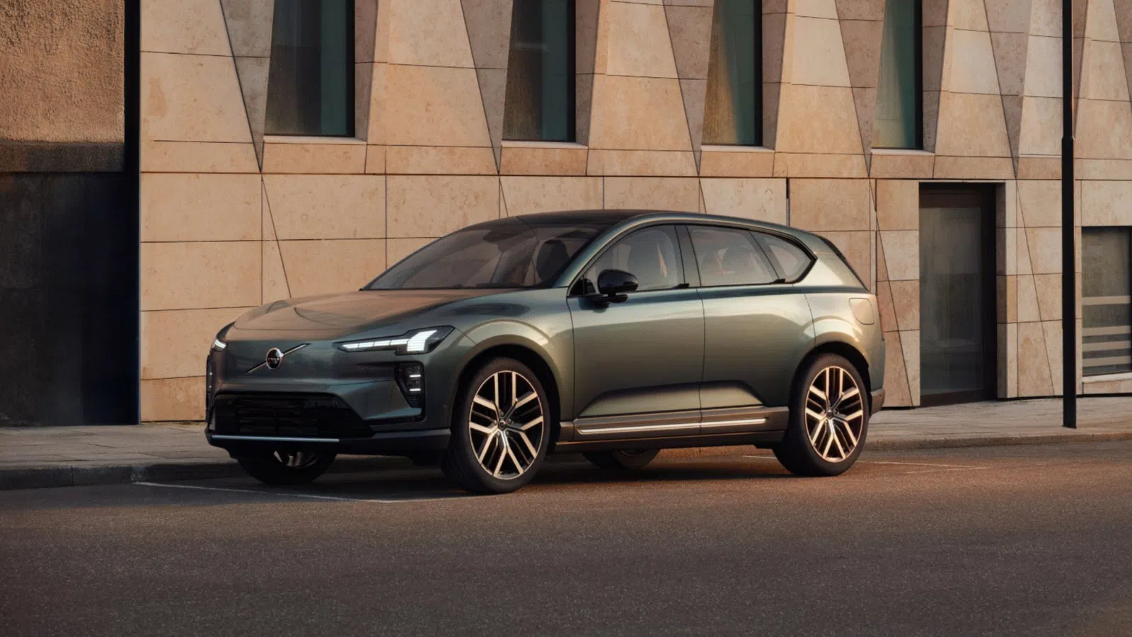 Volvo EX60 aposta em IA, potência e autonomia recorde