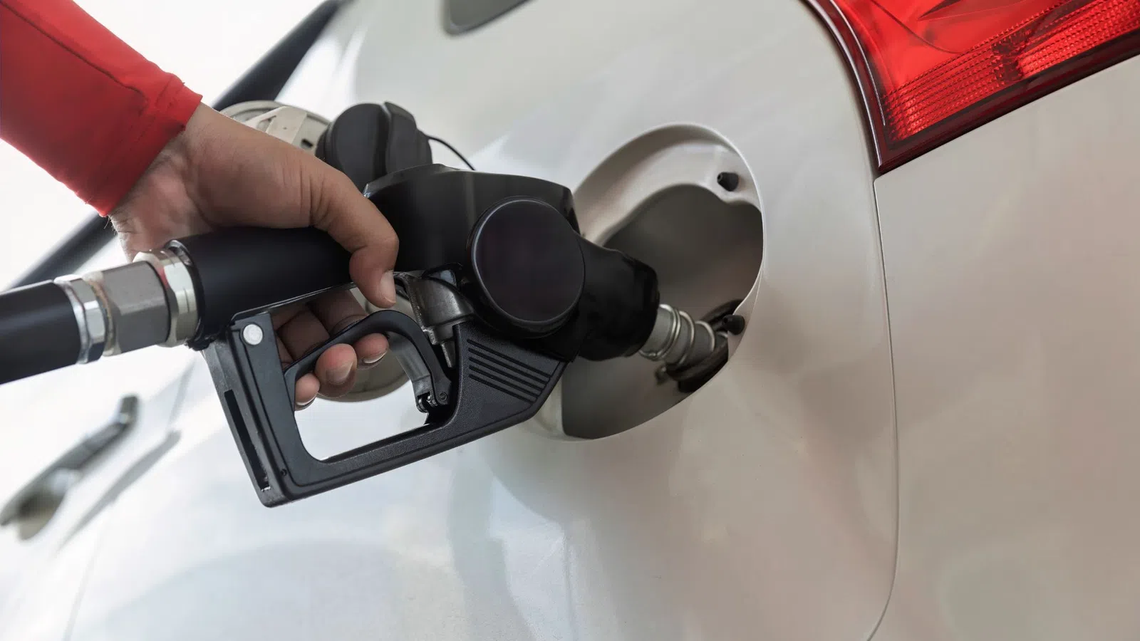 Governo corta ISP para travar subida dos combustíveis