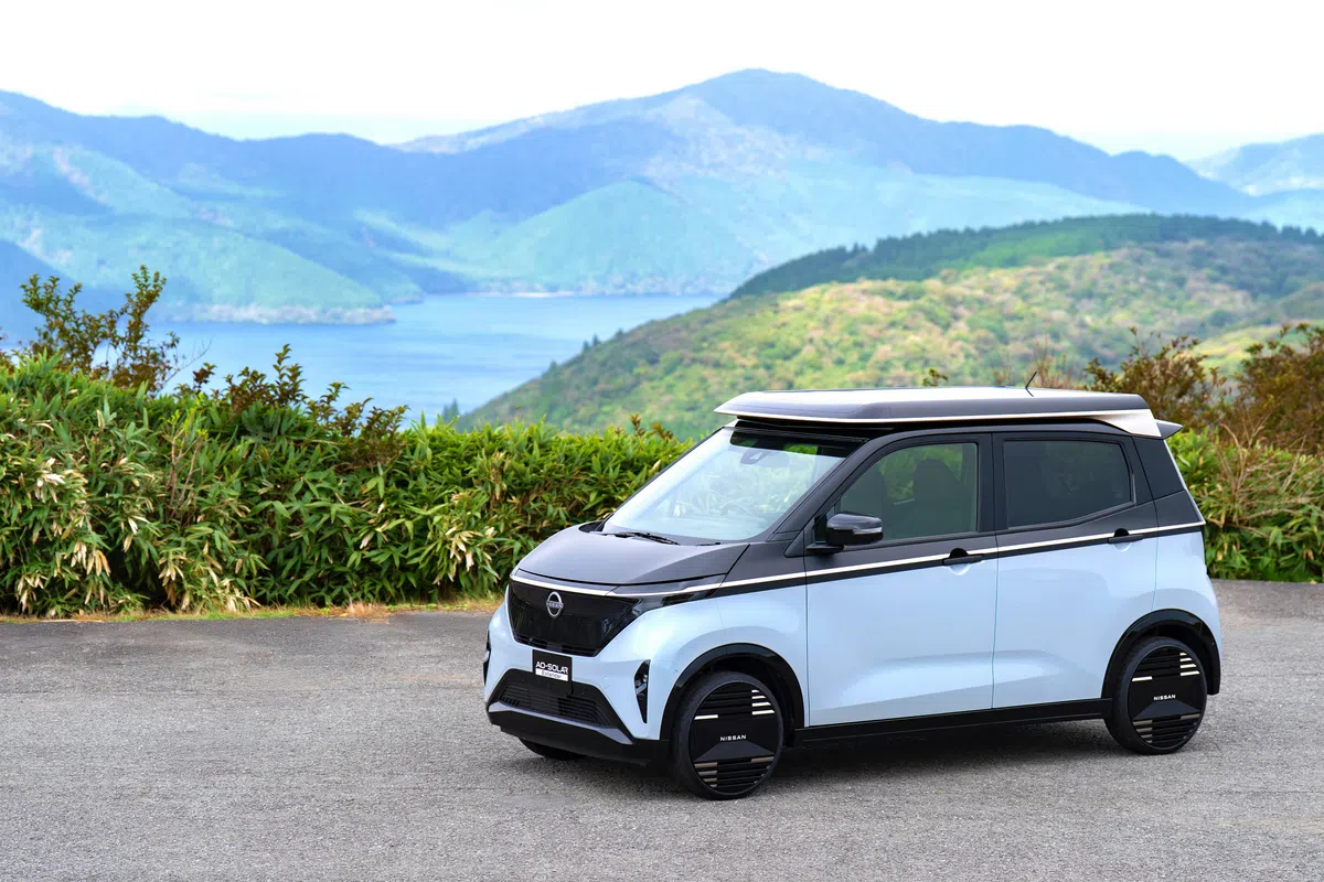 Nissan sakura com teto solar retrátil