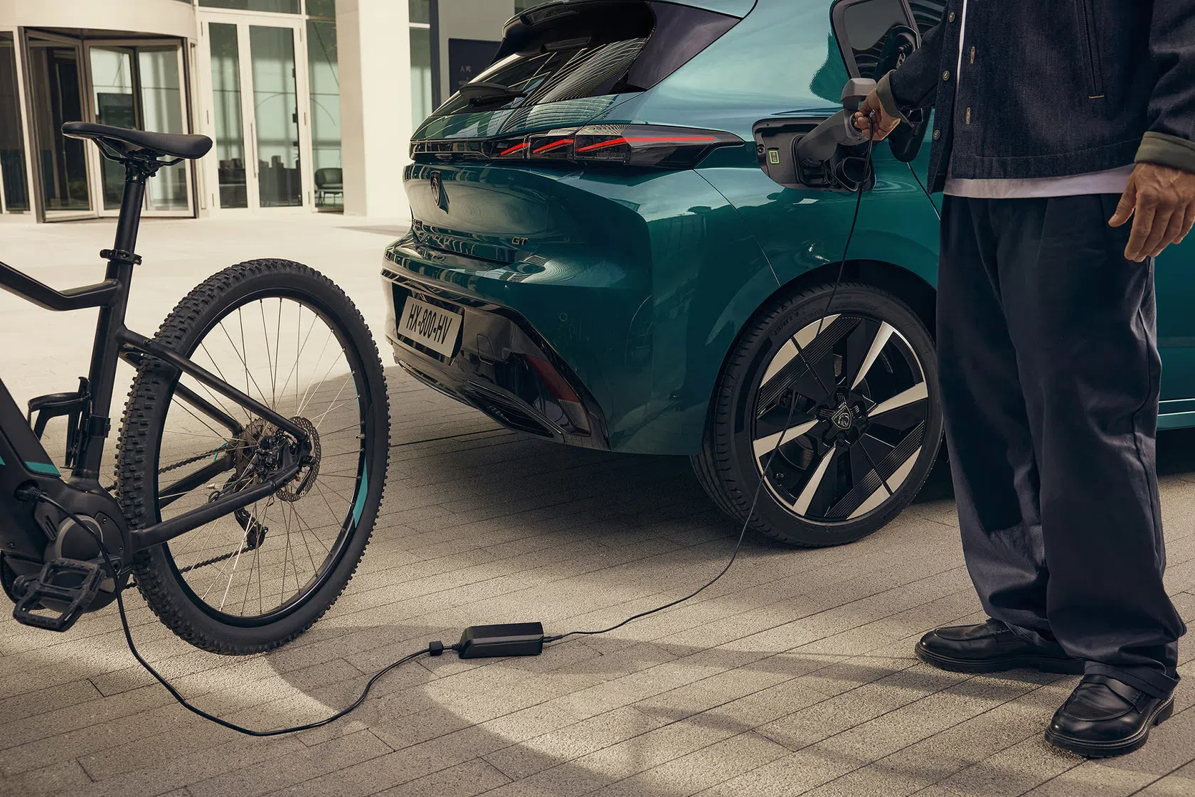 Peugeot 308 a carregar bicicleta