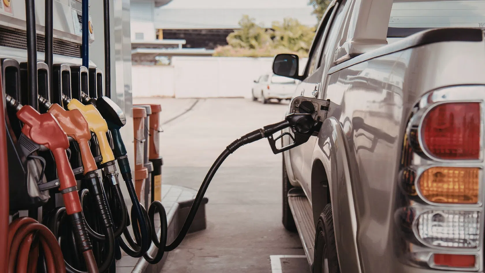 Carro a abastecer combustivel