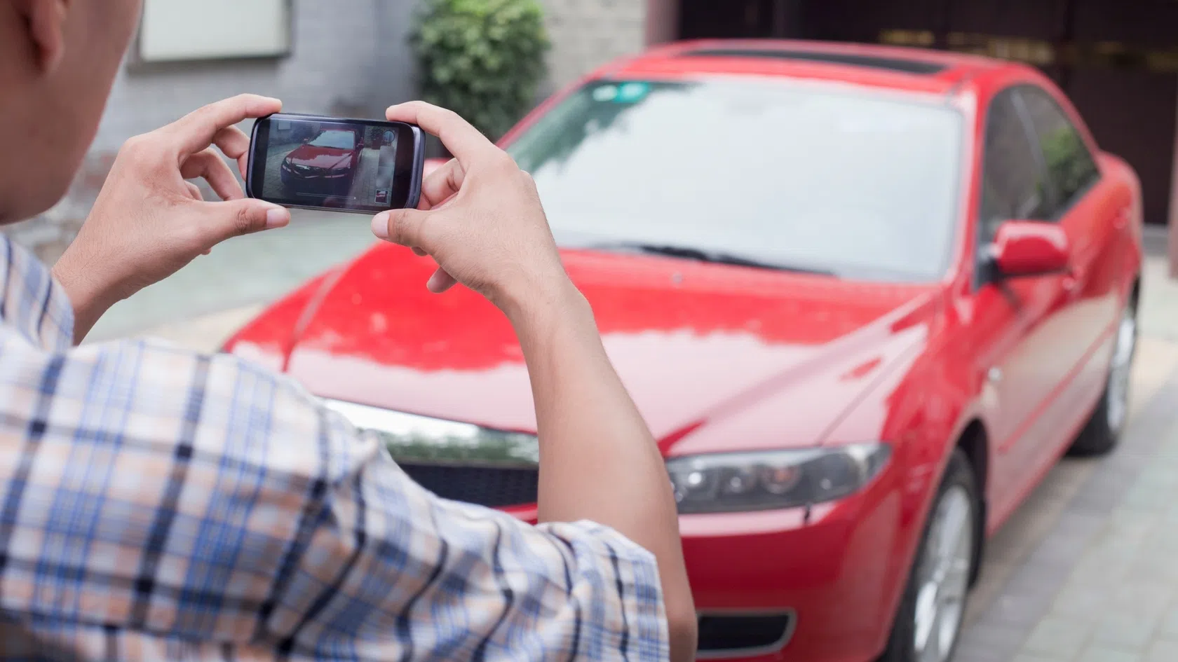 carro vermelho a ser fotografado
