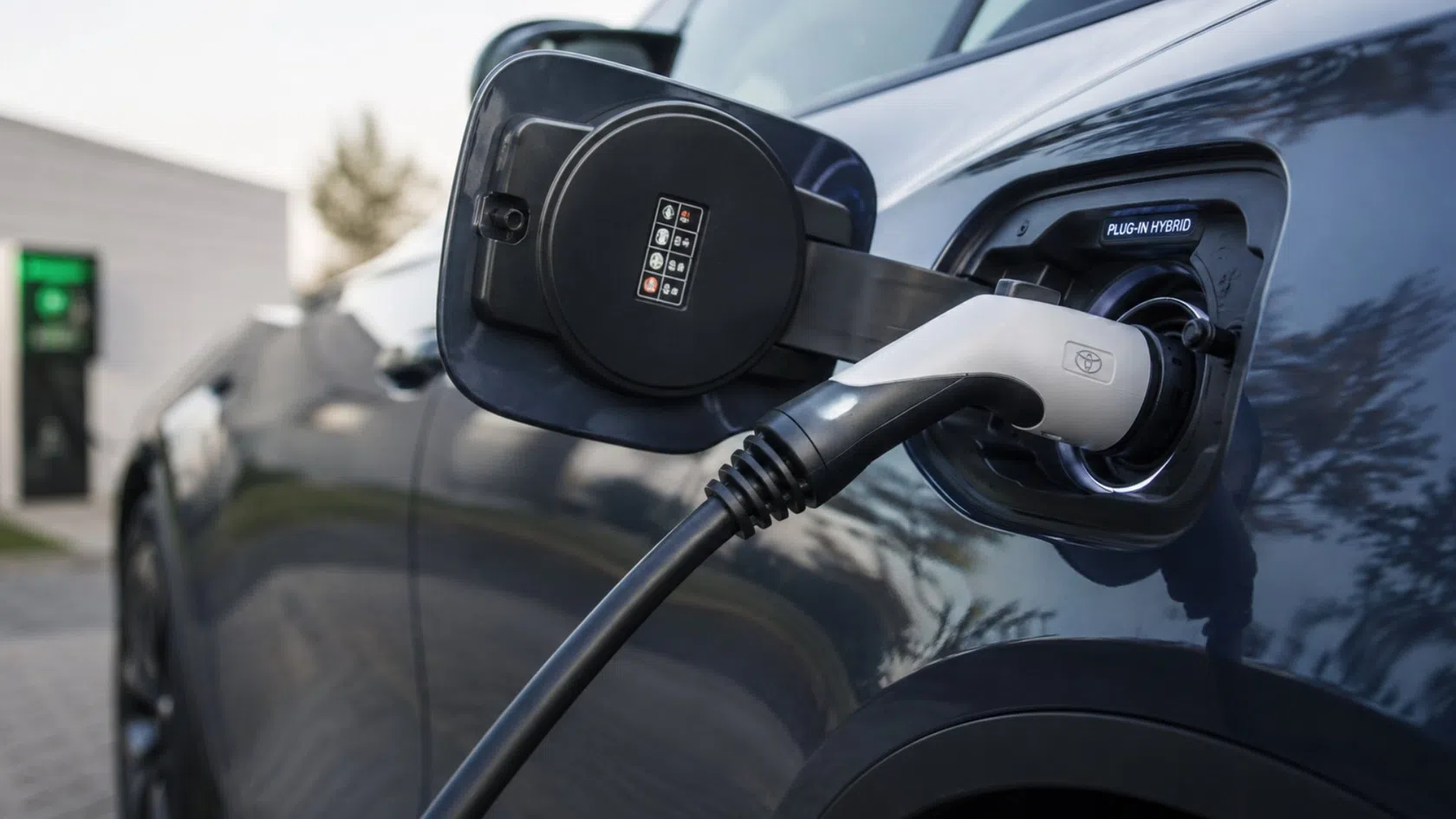 Carro hibrido plug-in a carregar