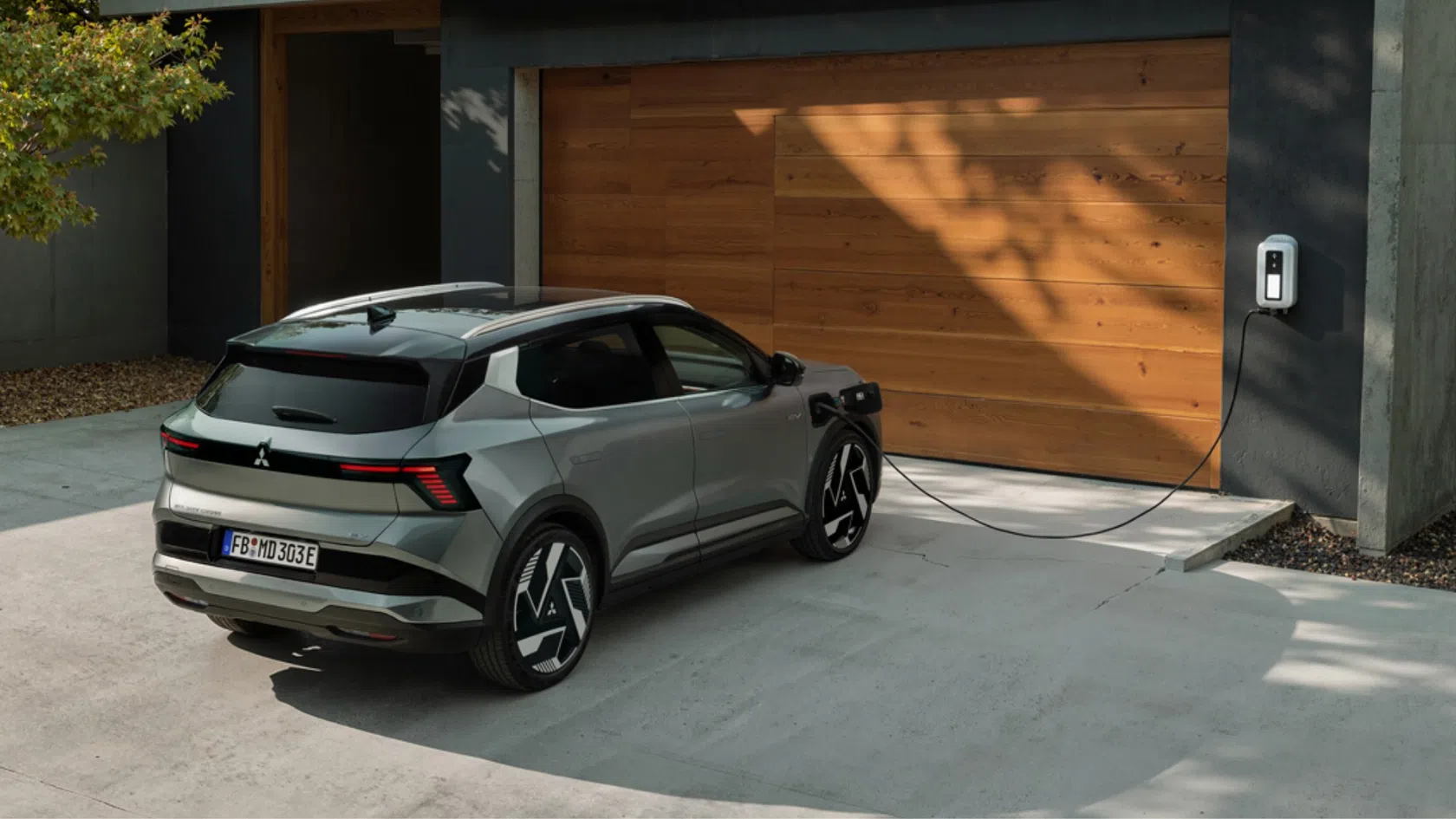 Carro Mitsubishi Eclipse Cross elétrico a carregar