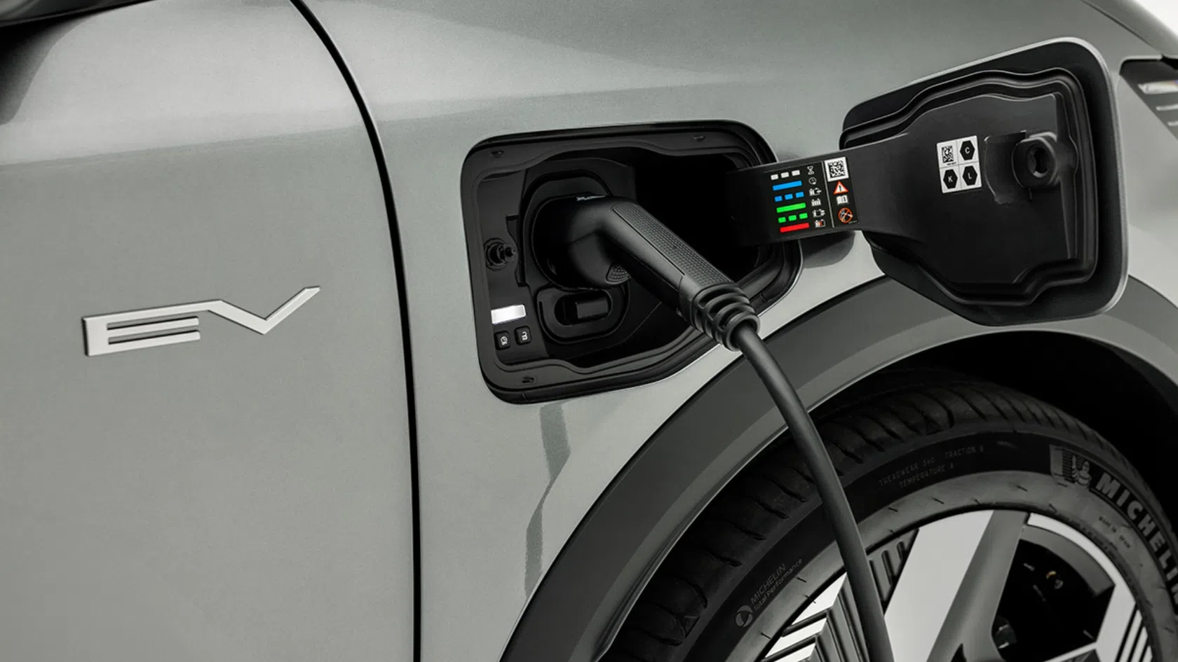 Carro Mitsubishi Eclipse Cross elétrico a carregar