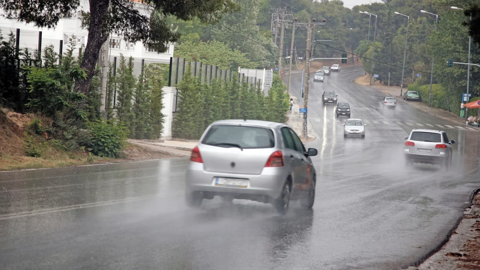 Carro em estrada com chuva