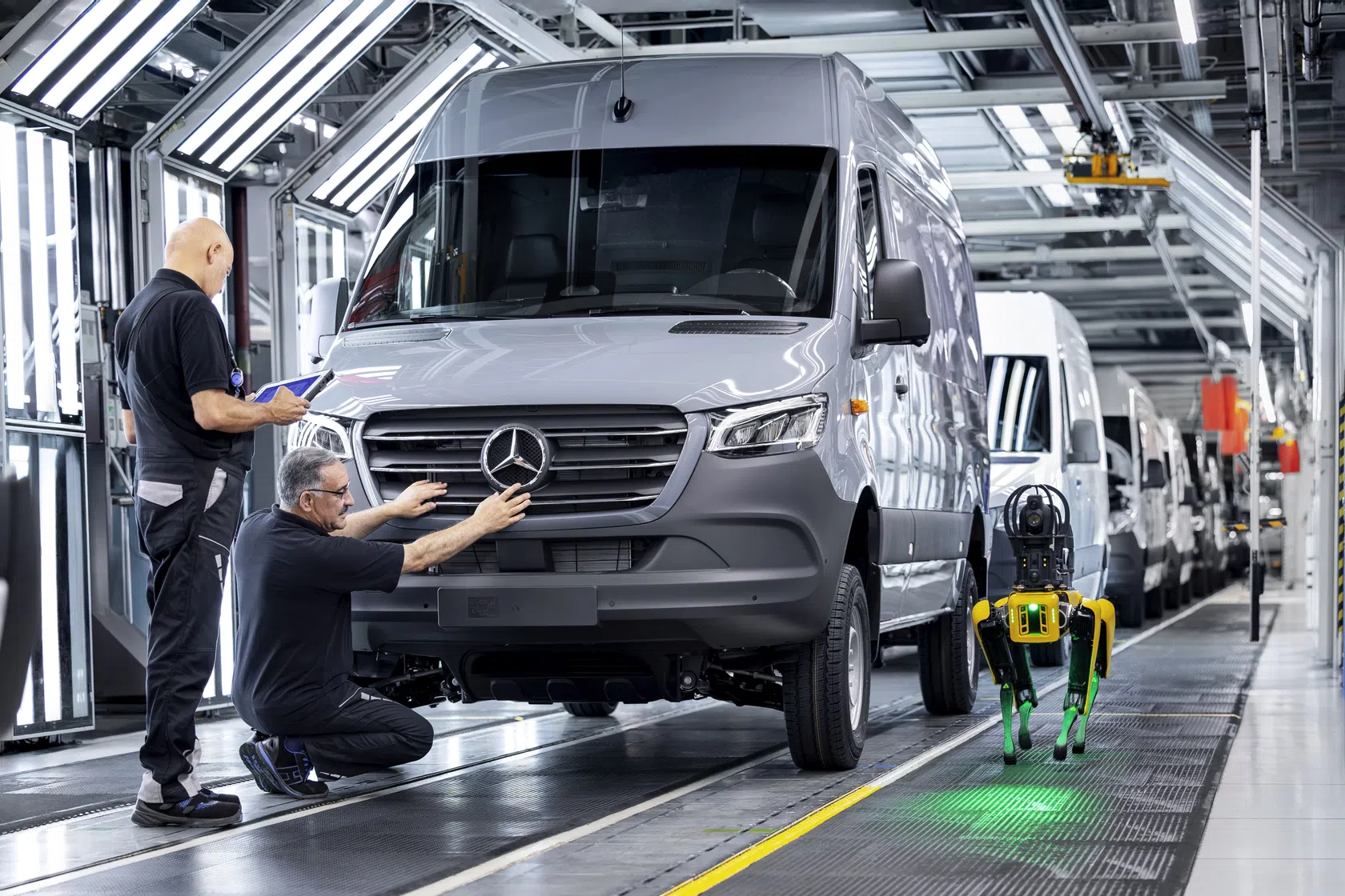 Fabrica de Düsseldorf Mercedes com cão robo