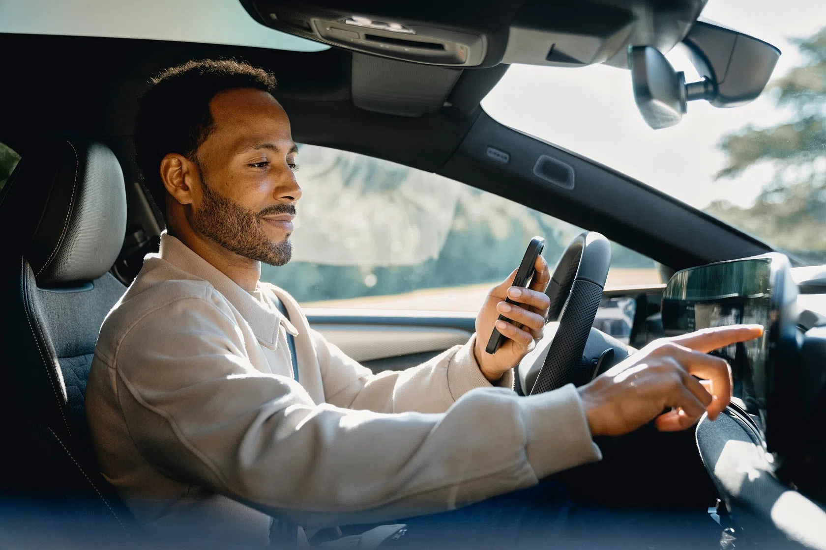 Homem a utilizar a aplicação my audi