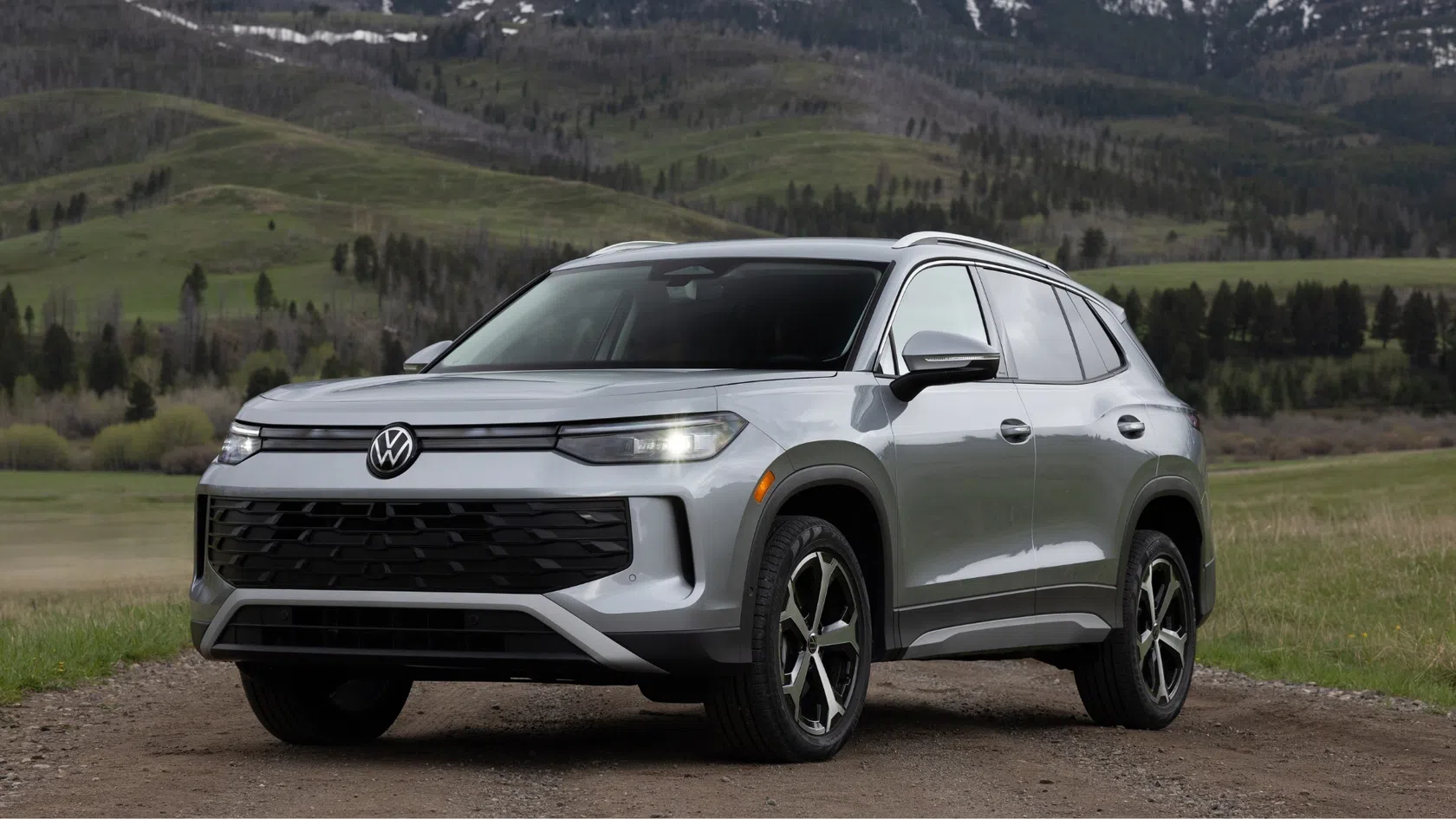 Carro SUV familiar Volkswagen Tiguan cinzento