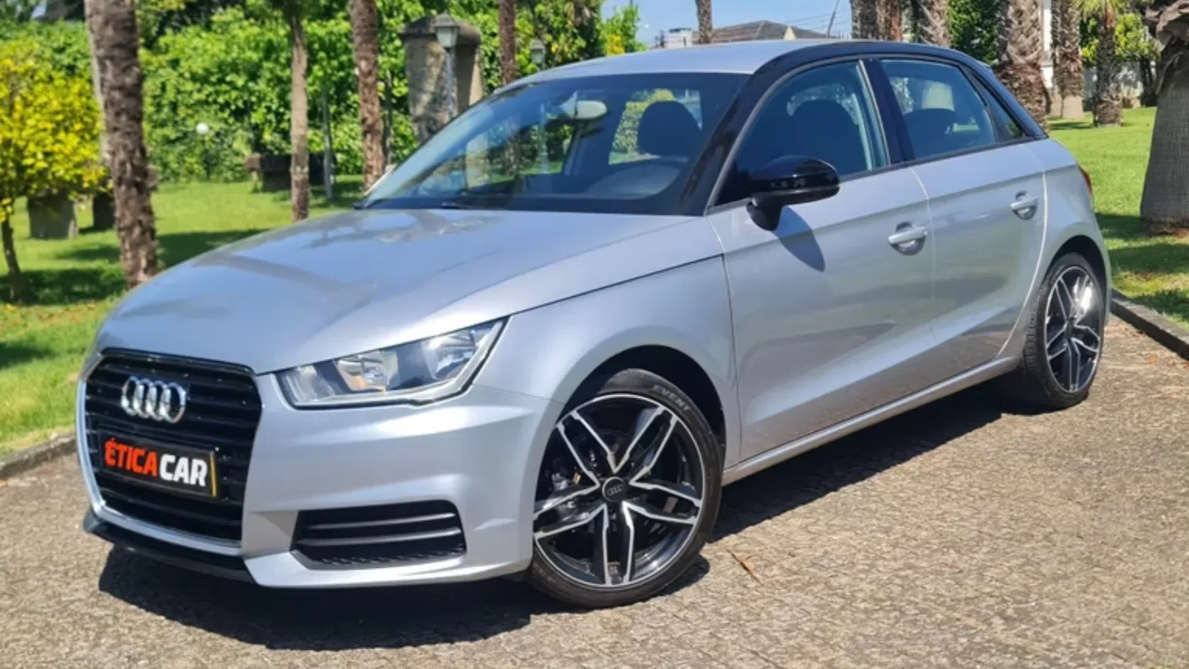 Carro Audi A1 cinzento usado em auto.pt