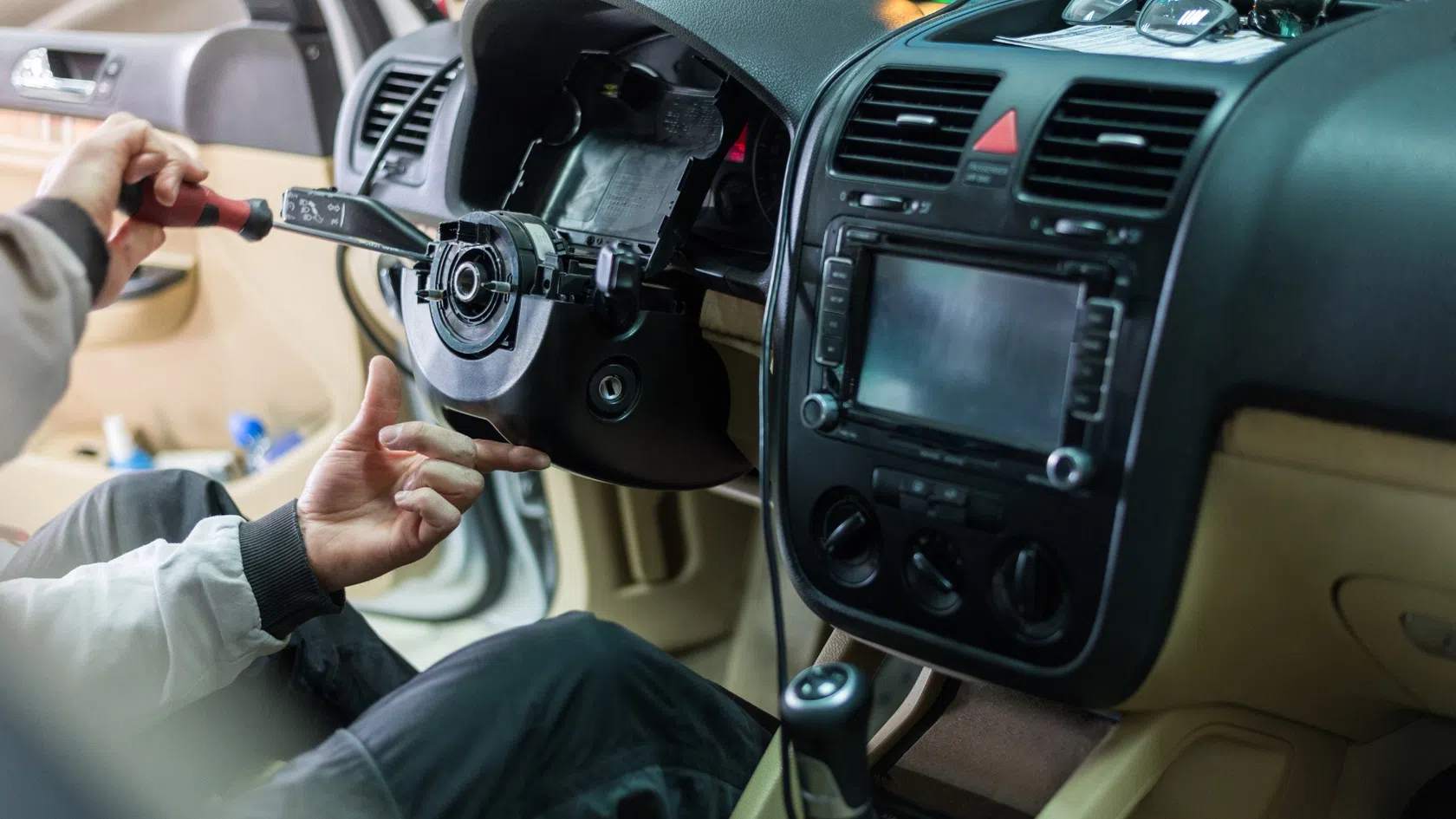 Mecânico a arranjar airbag