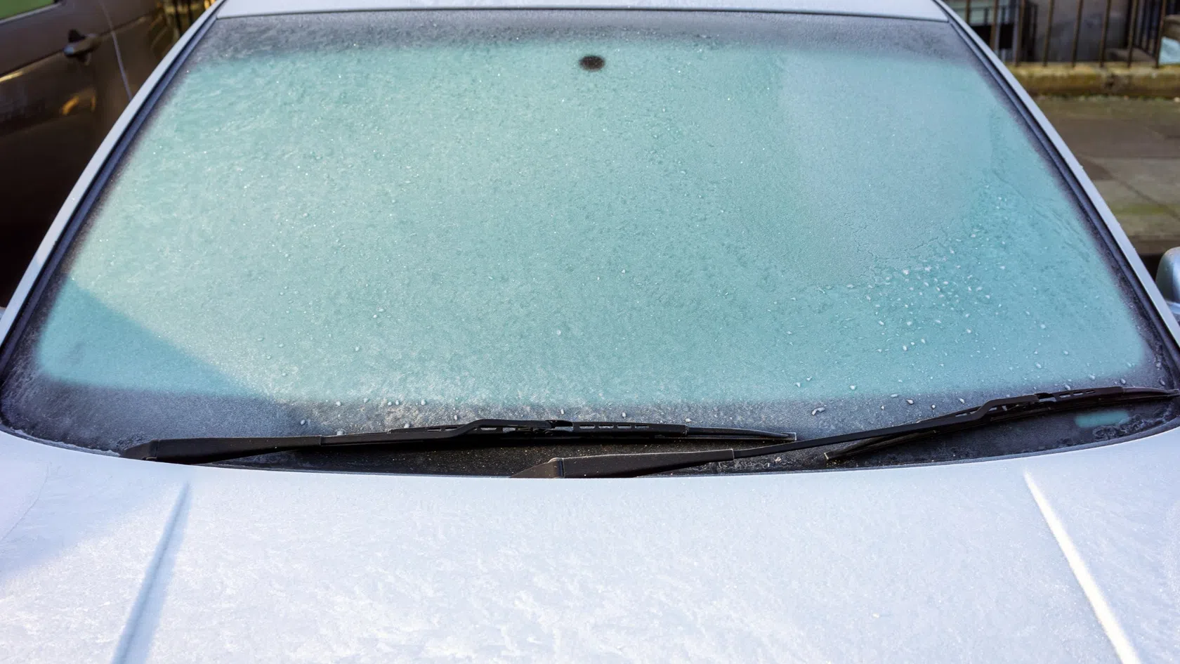 Carro com gelo no vidro