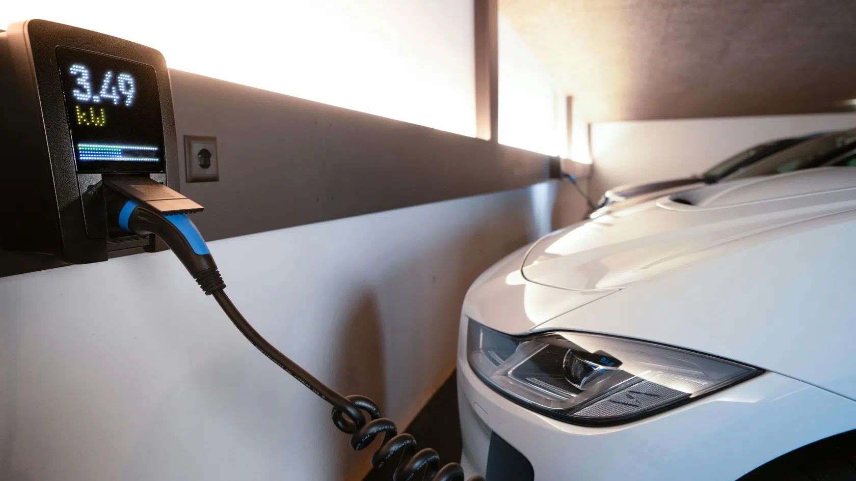 Carro eletrico a carregar AC