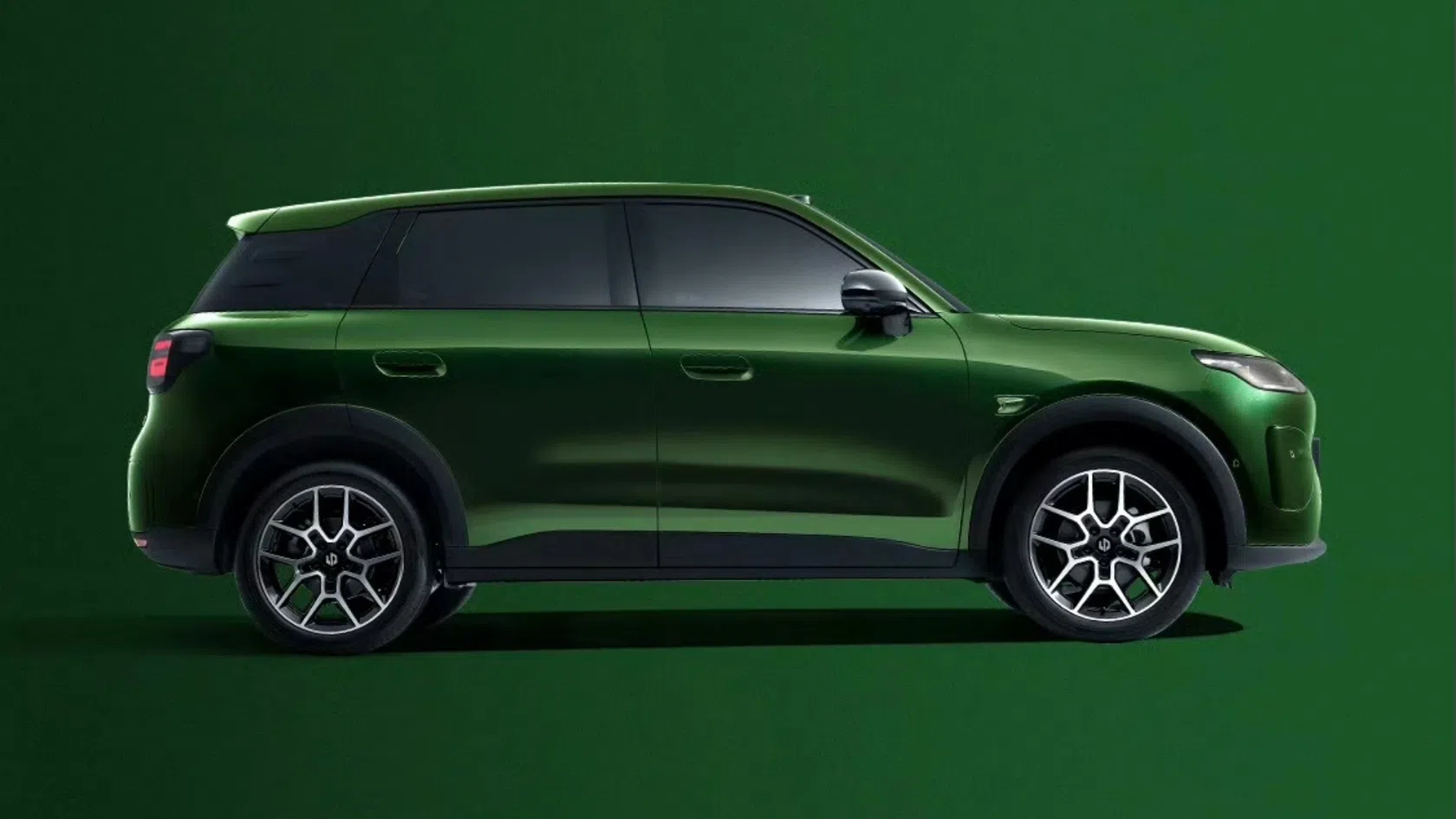 Carro elétrico chinês leapmotor B03X verde vista lateral