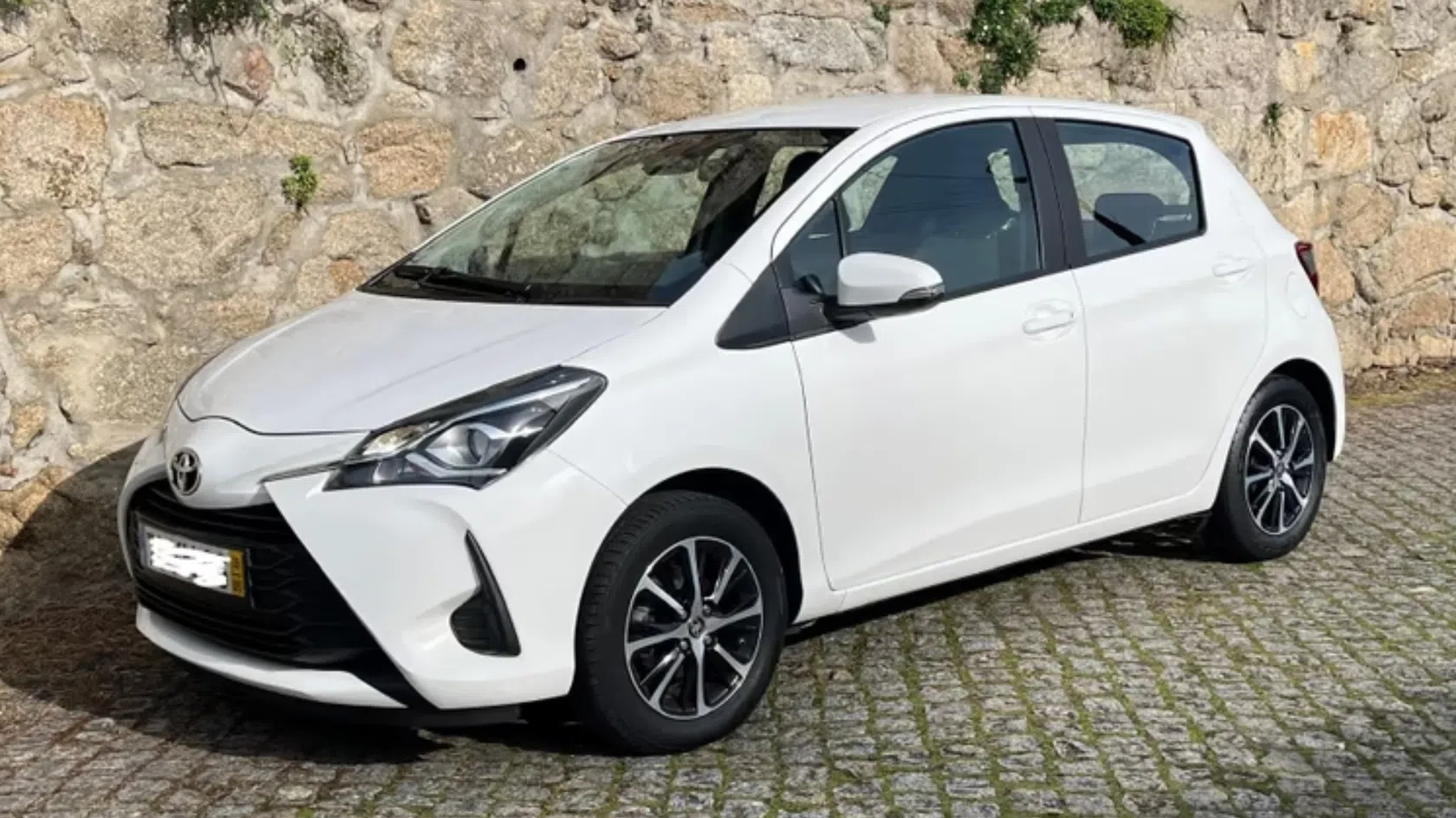Carro Toyota Yaris usado em branco