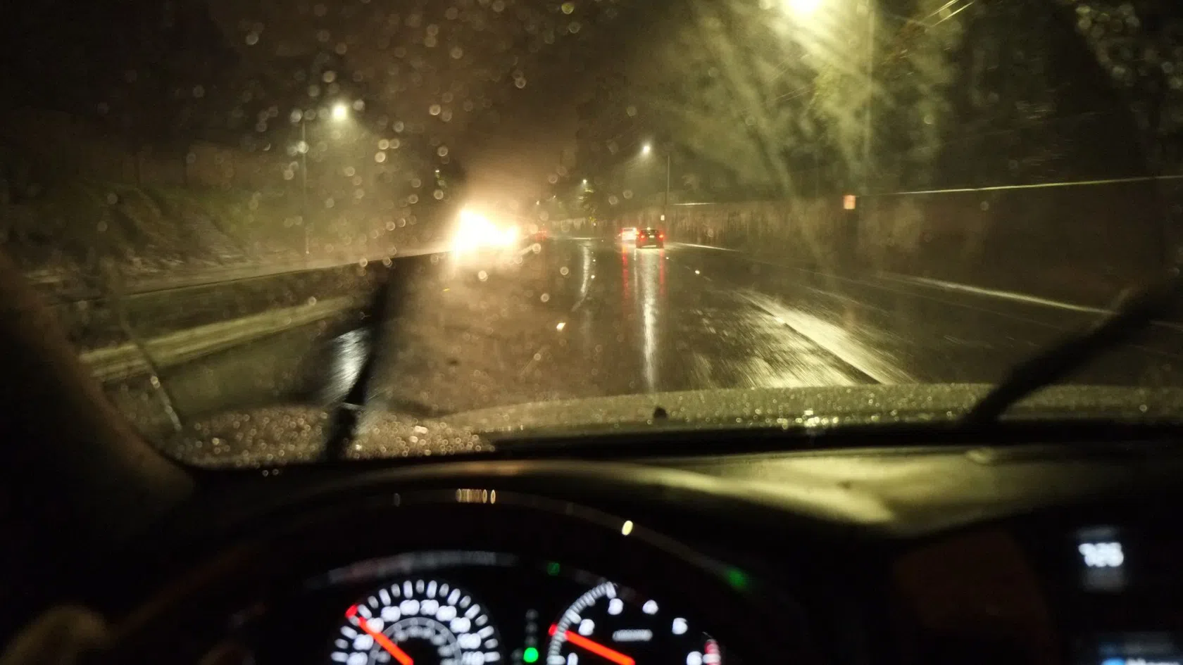 Carro de noite em tempestade