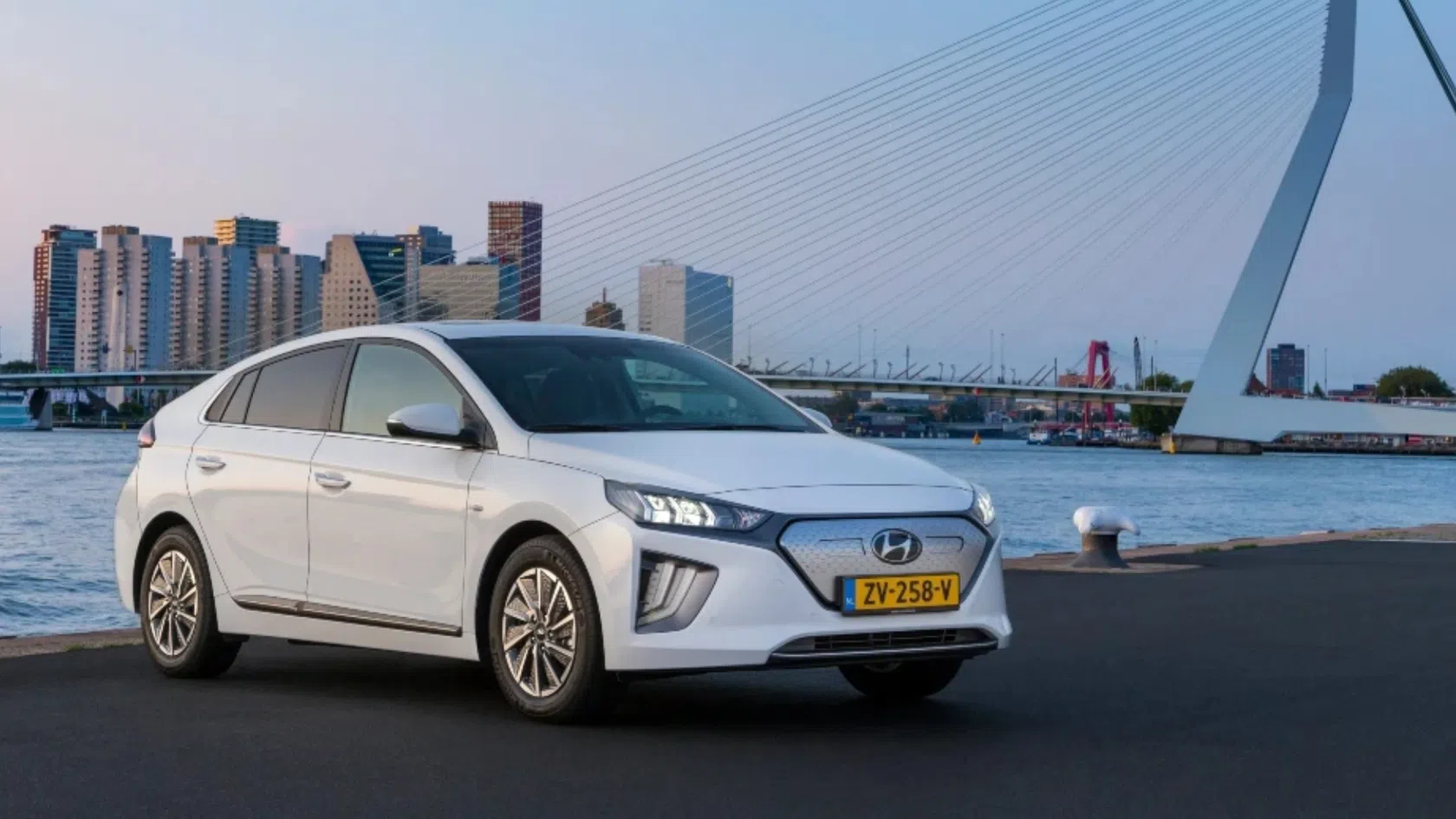 Carro Hyundai ioniq hybrid branco