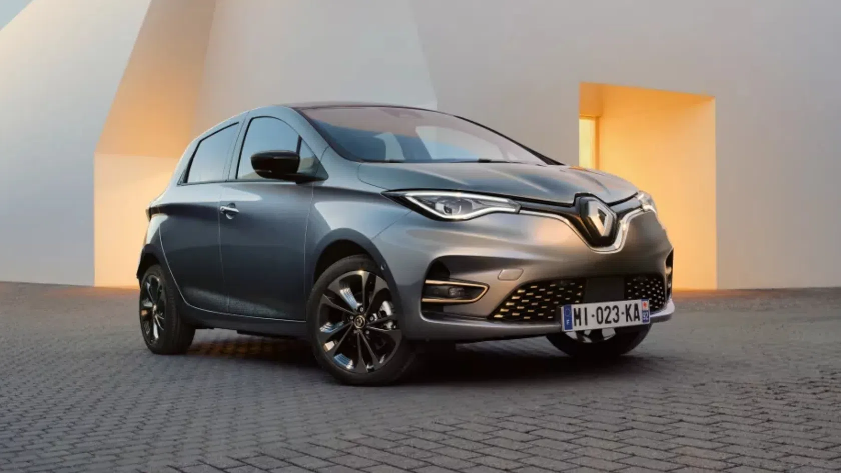 Carro elétrico Renault zoe em cinzento