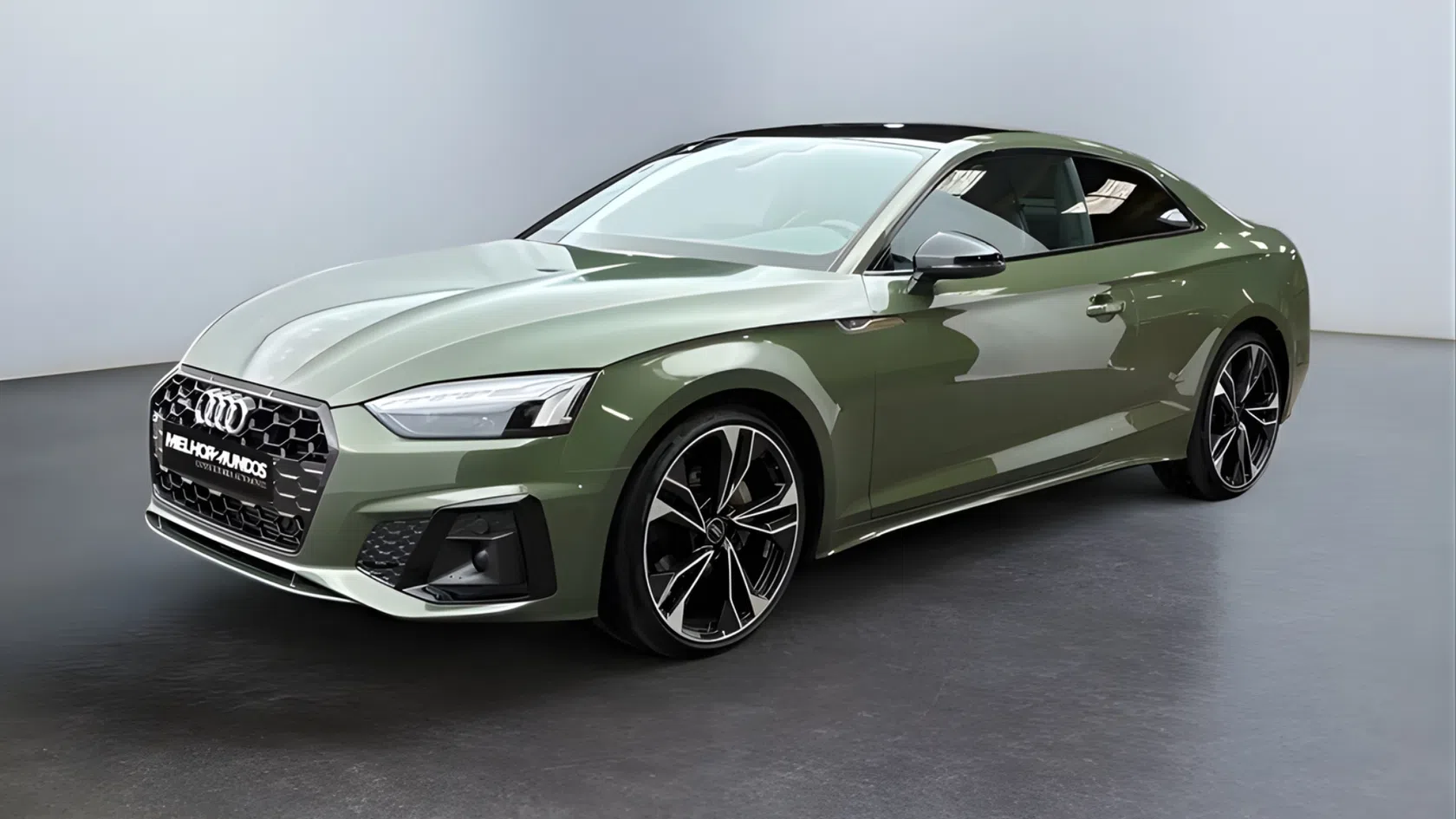Carro audi a5 coupe em verde