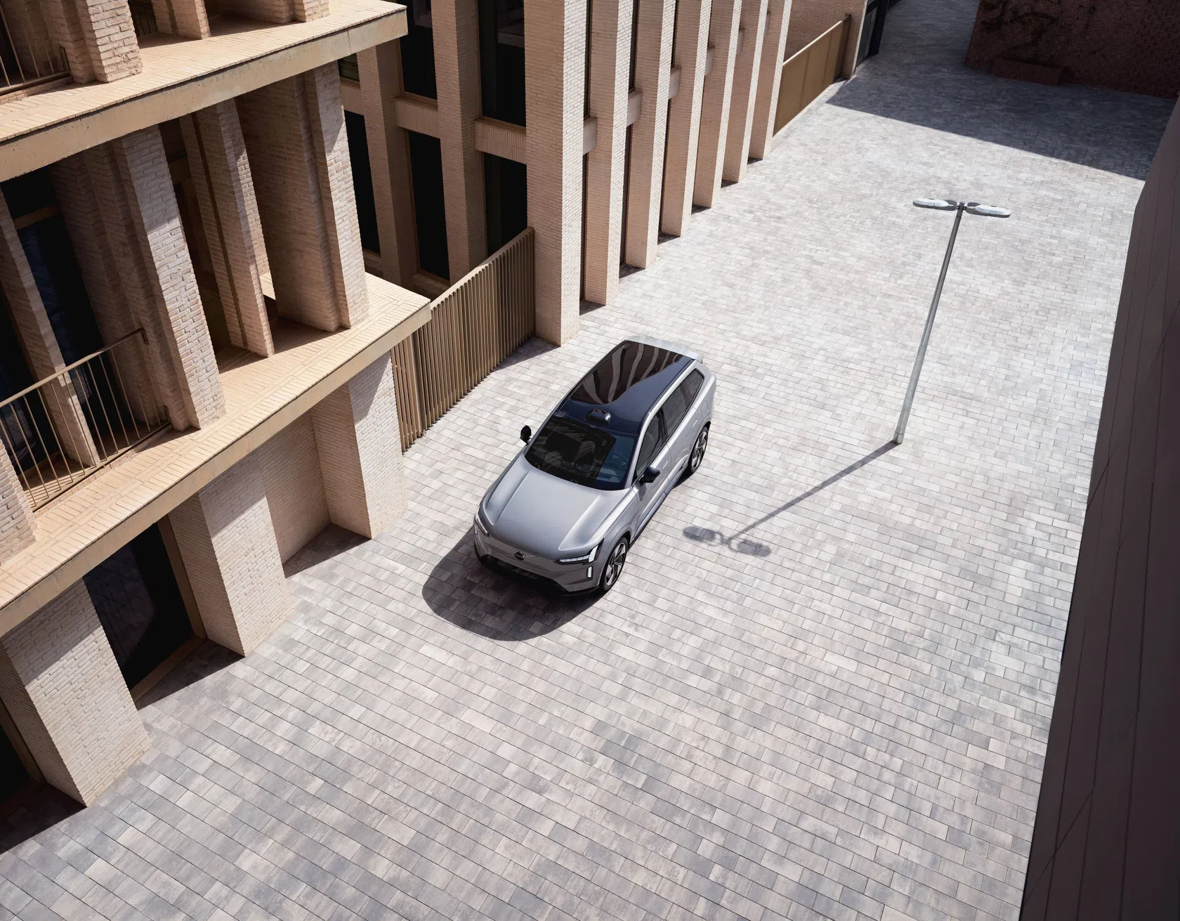 VOLVO EX90 2026 num parque entre prédios estacionado