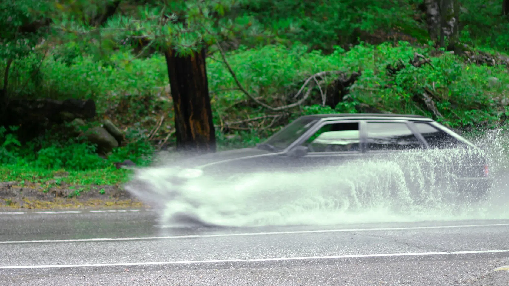 Carro a fazer aquaplanagem