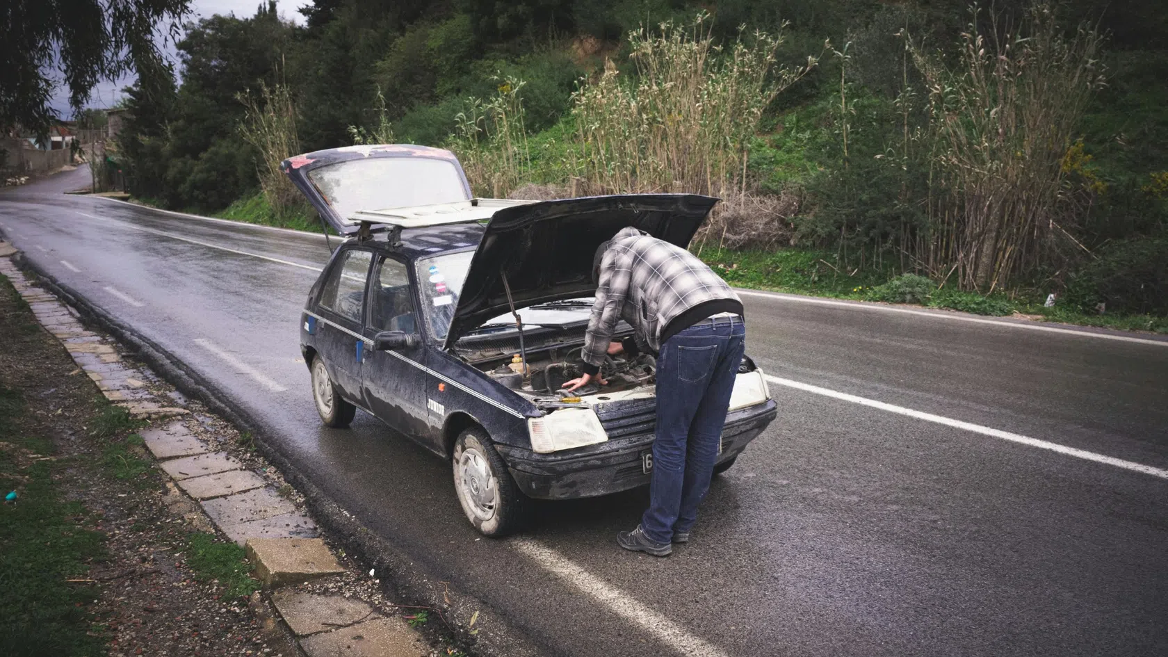 Carro com muitos quilômetros avariado