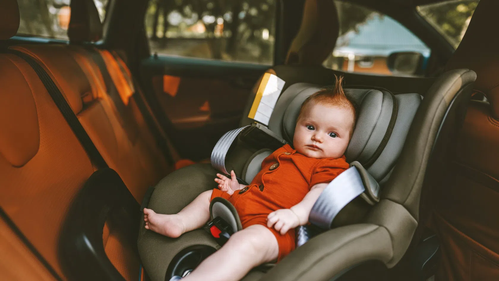 Cadeira de bebe posicionada contra a marcha