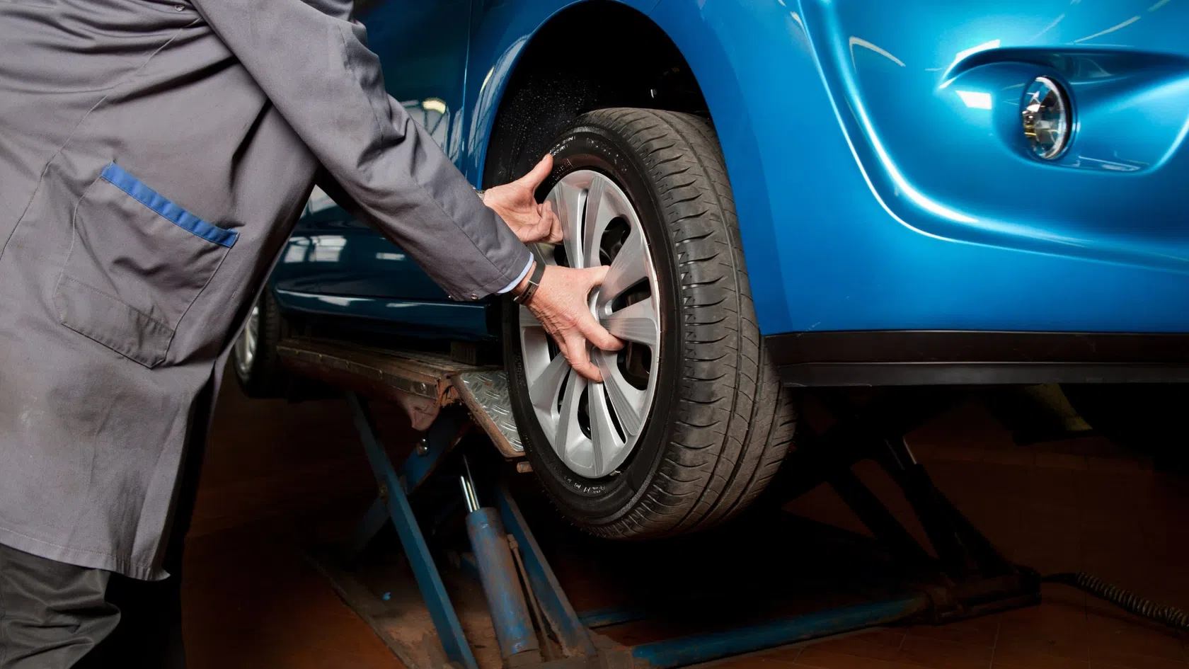 Carro no mecanico com direcao desalinhada