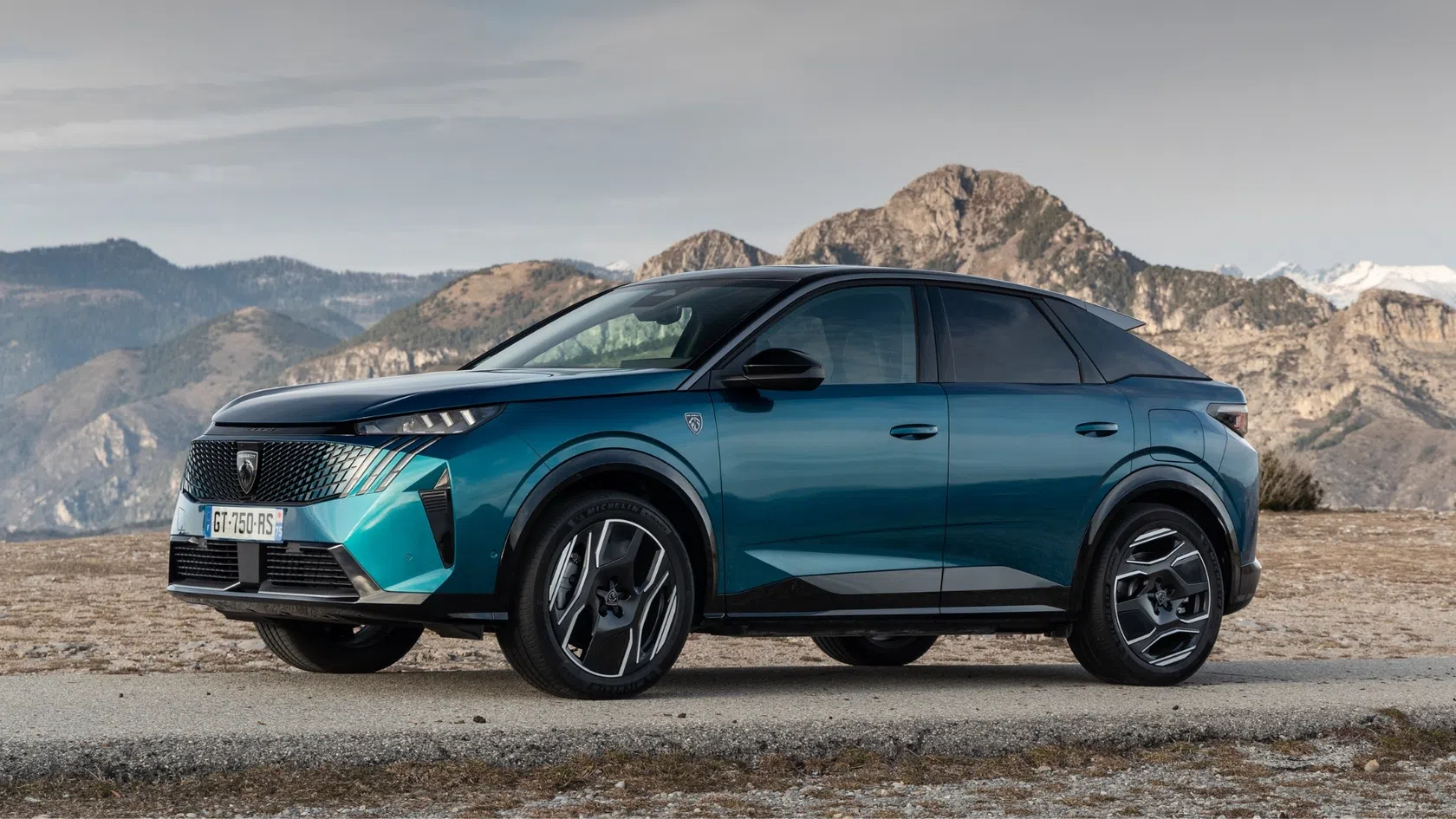 Carro SUV familiar peugeot 3008 em azul