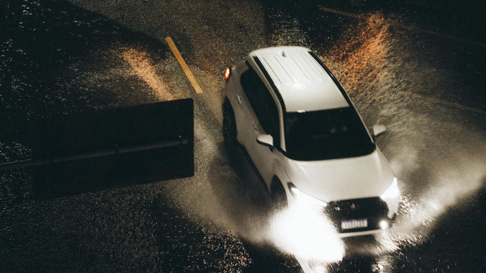 Carro a conduzir durante tempestade