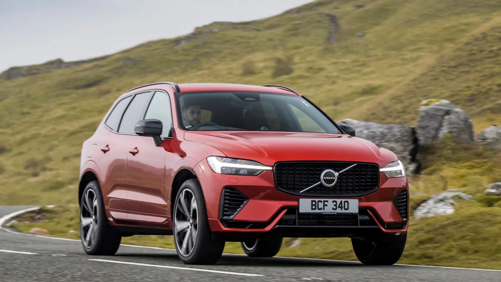 Carro familiar Volvo XC60 vermelho