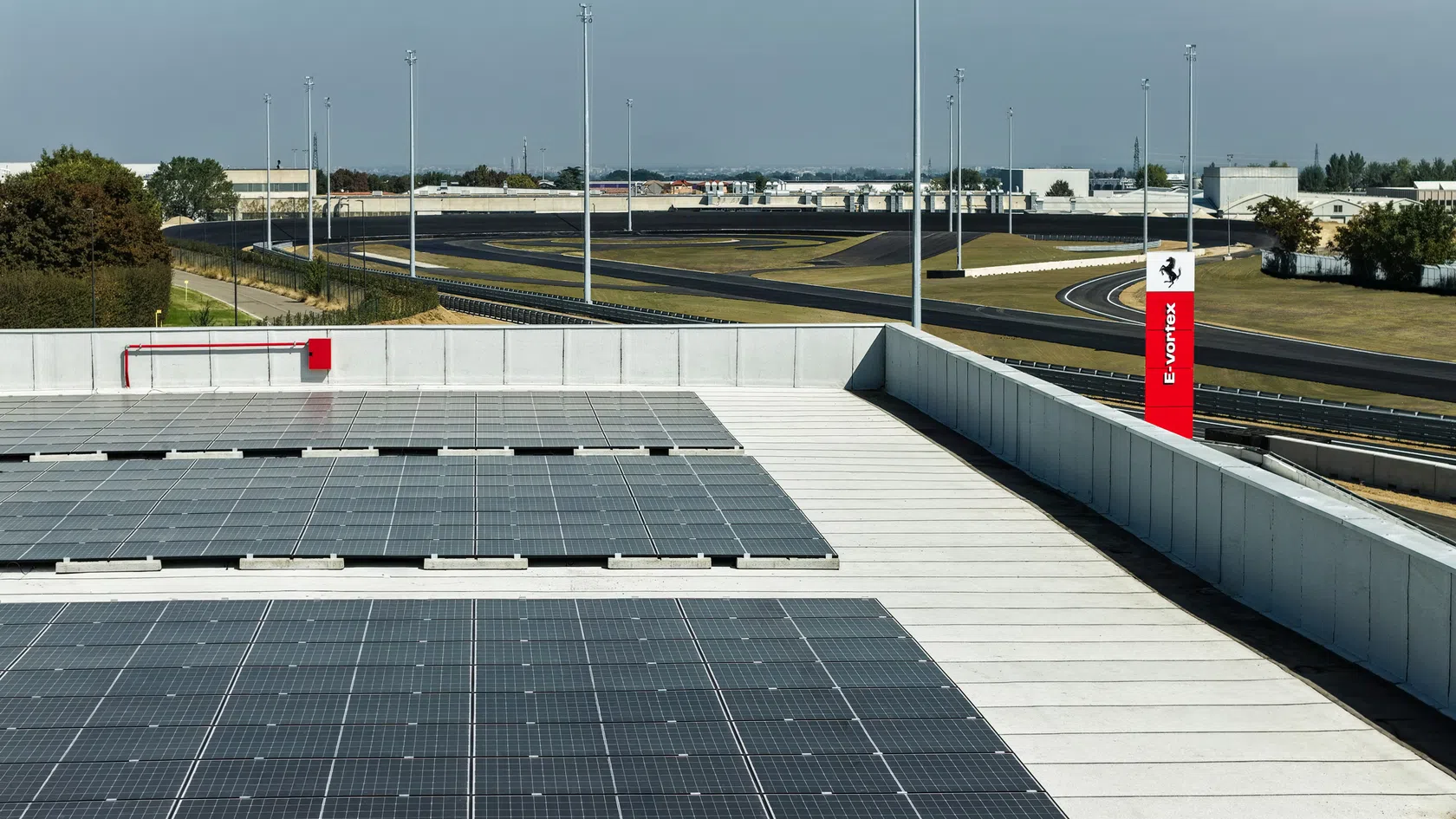 Estrutura na pista de testes da ferrari