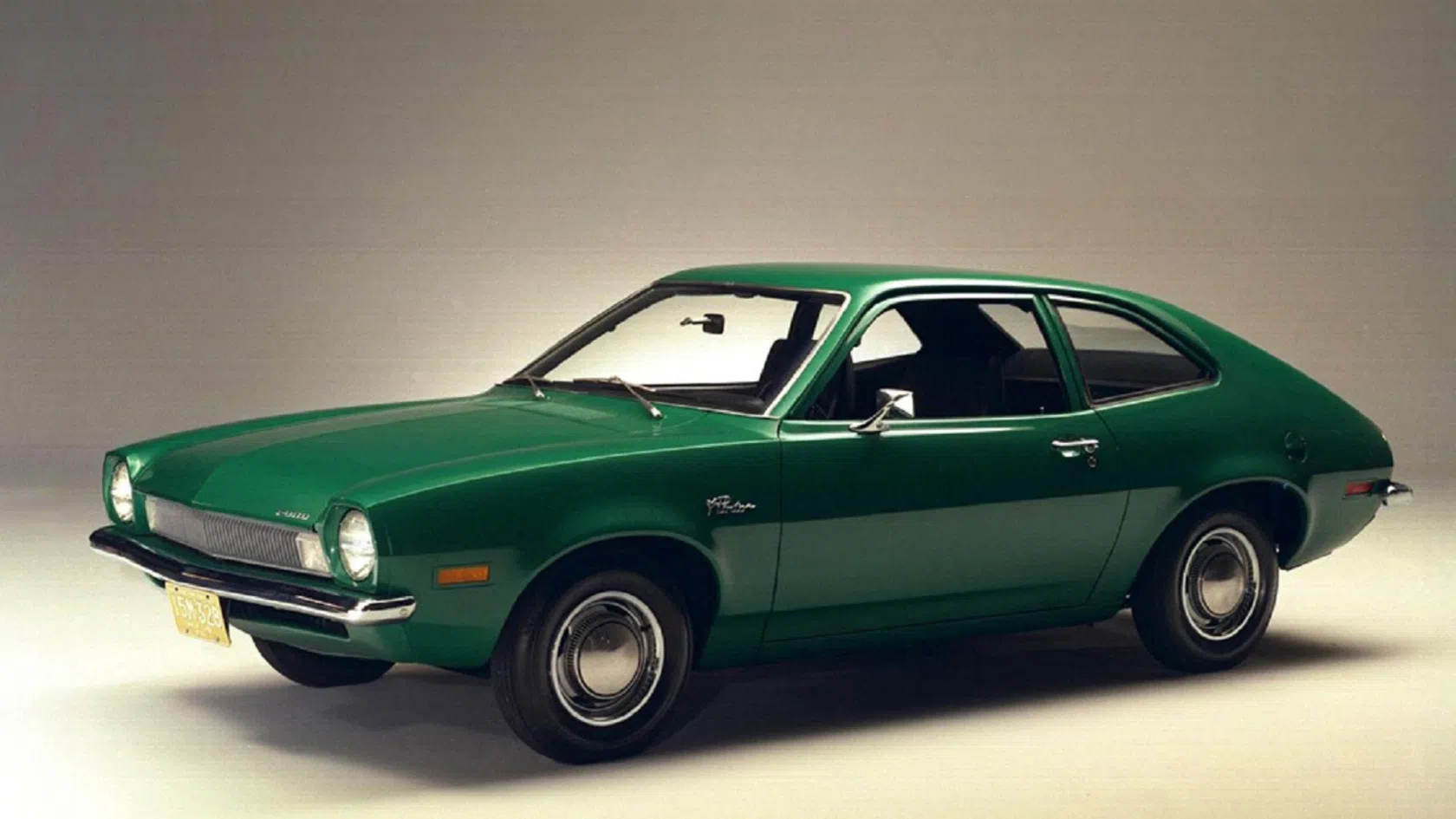 Carro clássico Ford Pinto verde