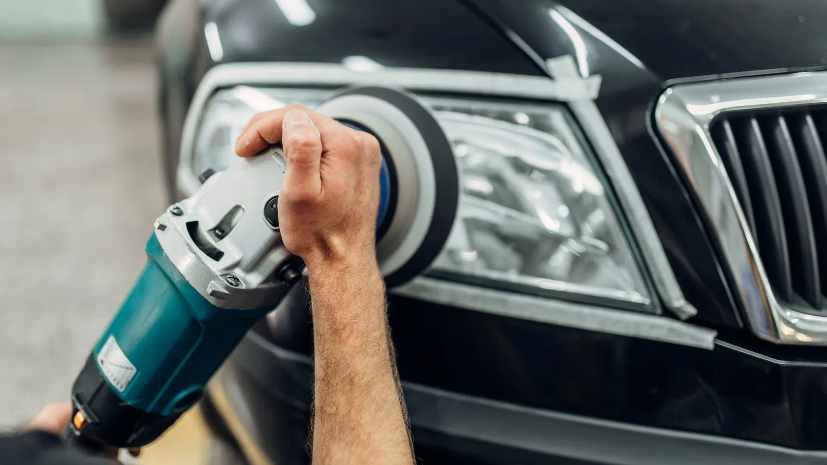 Farol de carro a ser arranjado