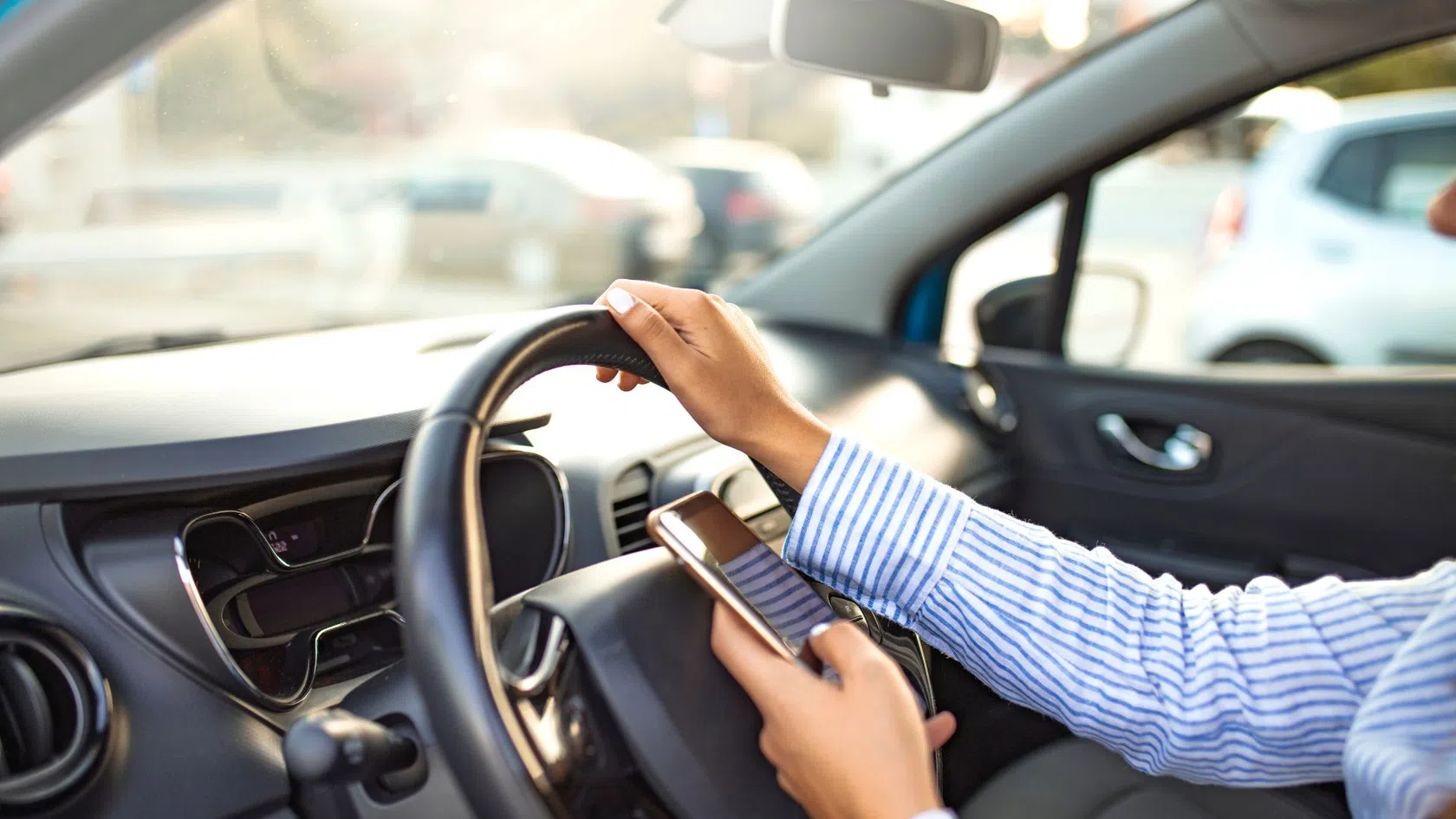 Condutora a enviar mensagens a conduzir