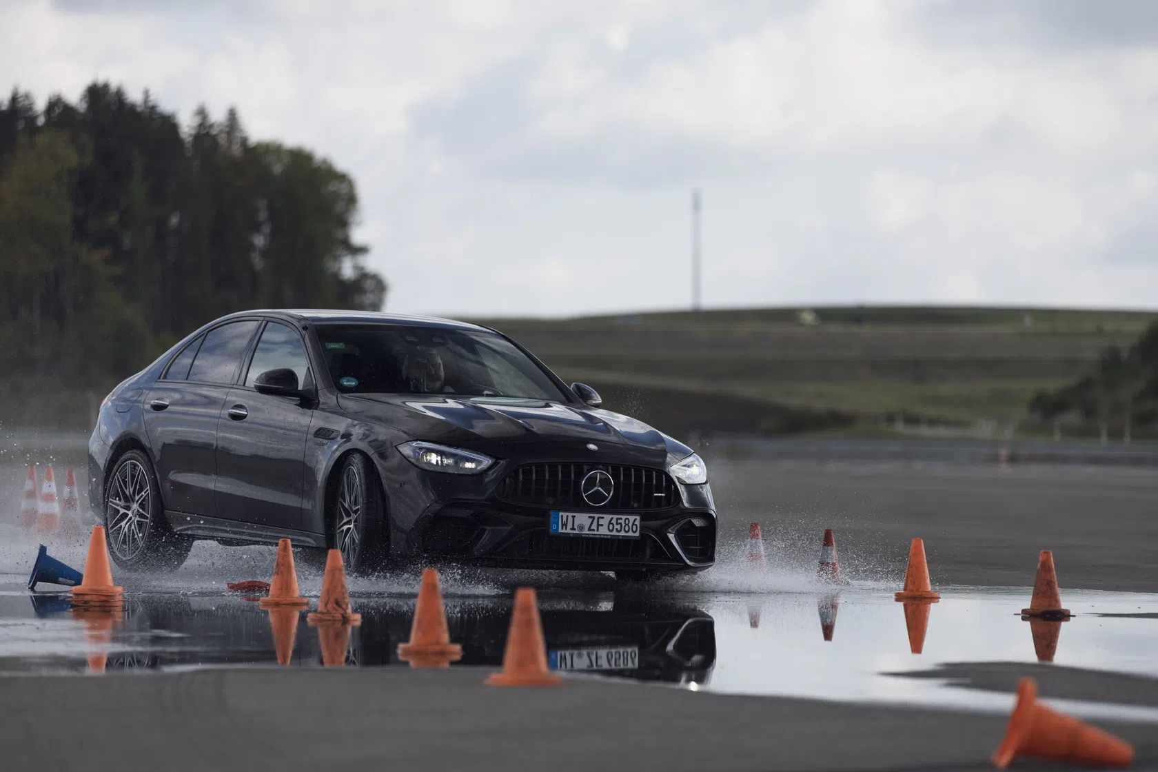 Carro mercedes preto a ser testado no centro de testes Mercedes