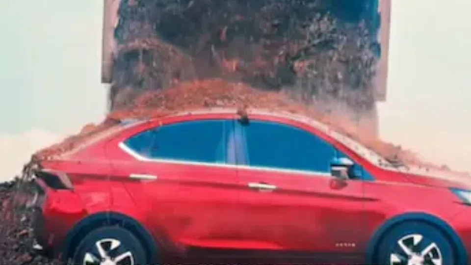Colocaram 20 toneladas sobre este carro e ele sobreviveu