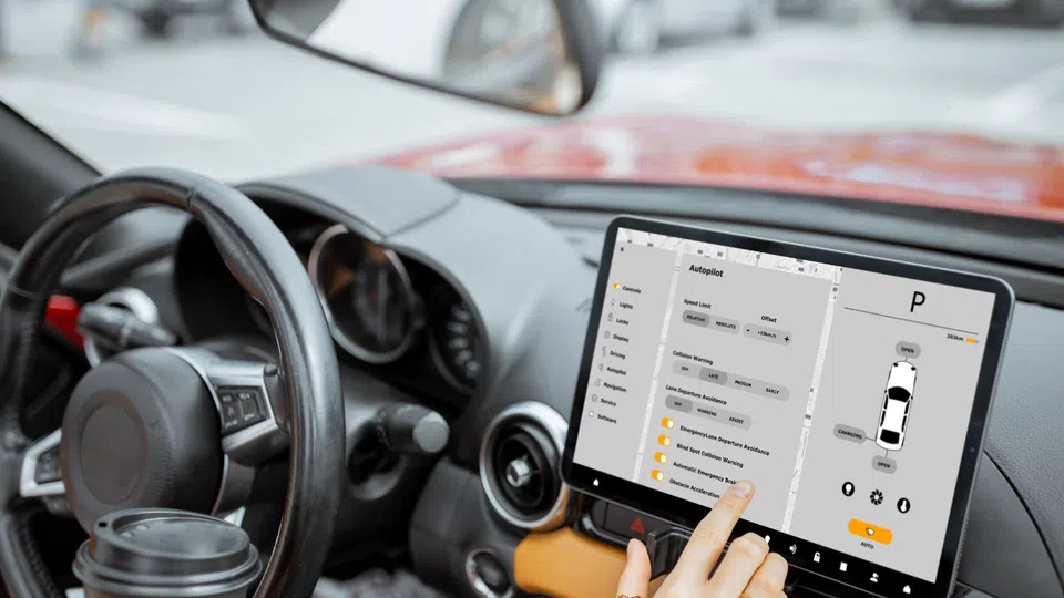 Europa quer limitar ecrãs nos carros já a partir de 2027