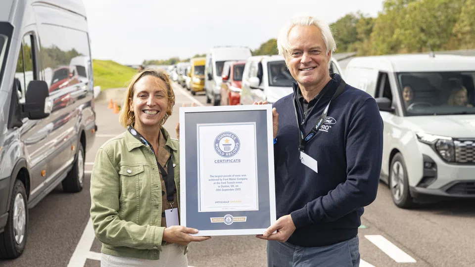 Centenas de carrinhas Ford Transit batem recorde mundial do Guiness