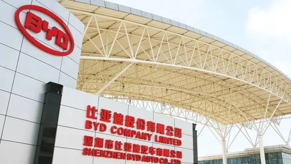BYD mira fábricas europeias para fugir a tarifas
